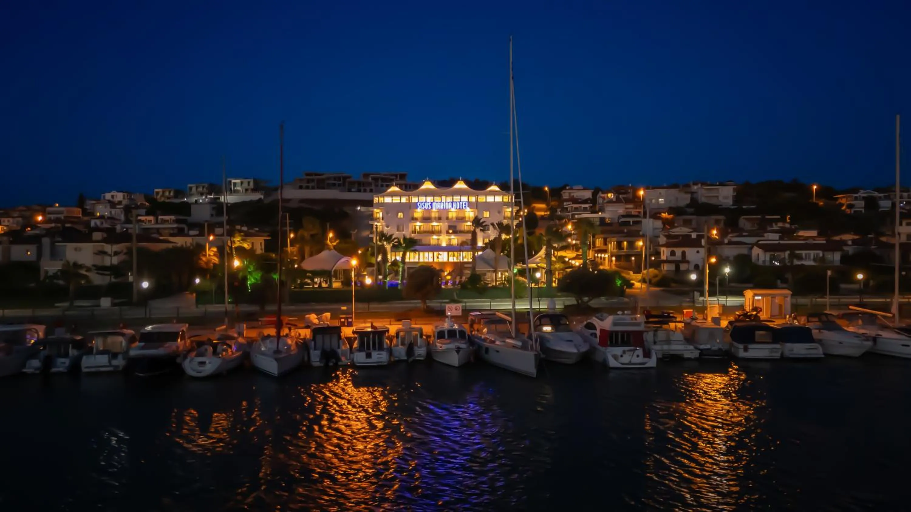 Property building in Sisus Marina Hotel