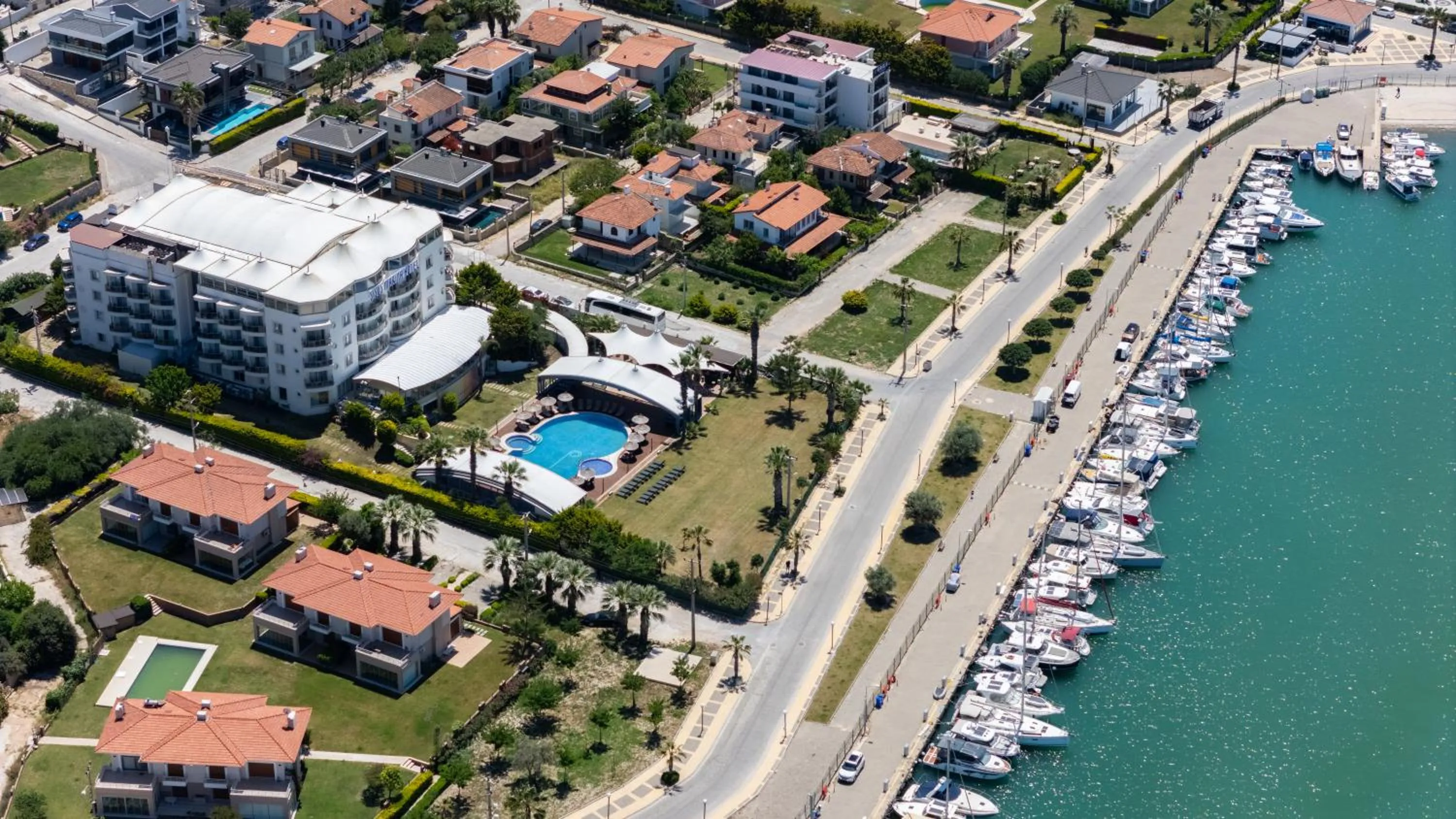 Property building in Sisus Marina Hotel