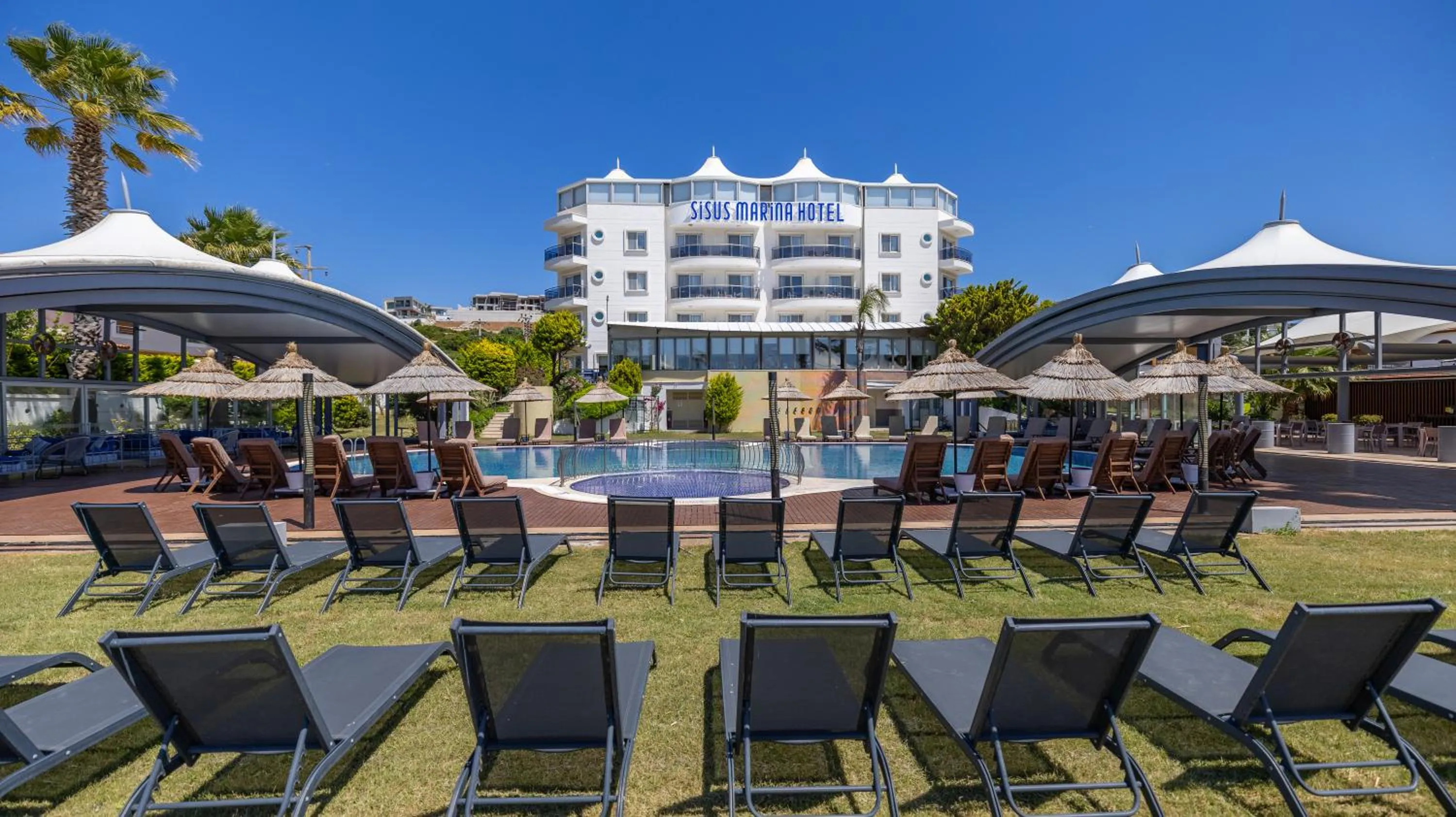 Property building in Sisus Marina Hotel