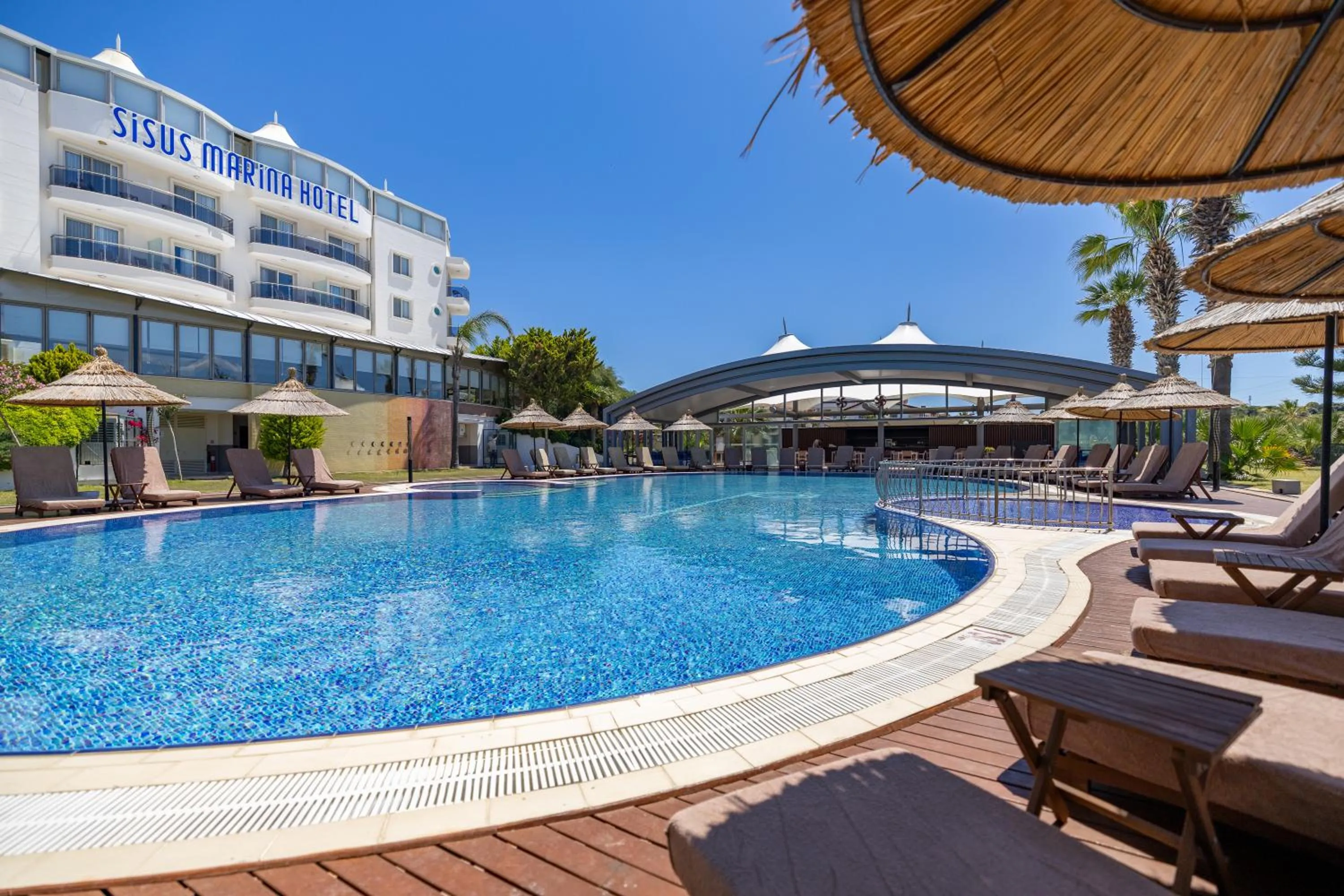 Property building in Sisus Marina Hotel