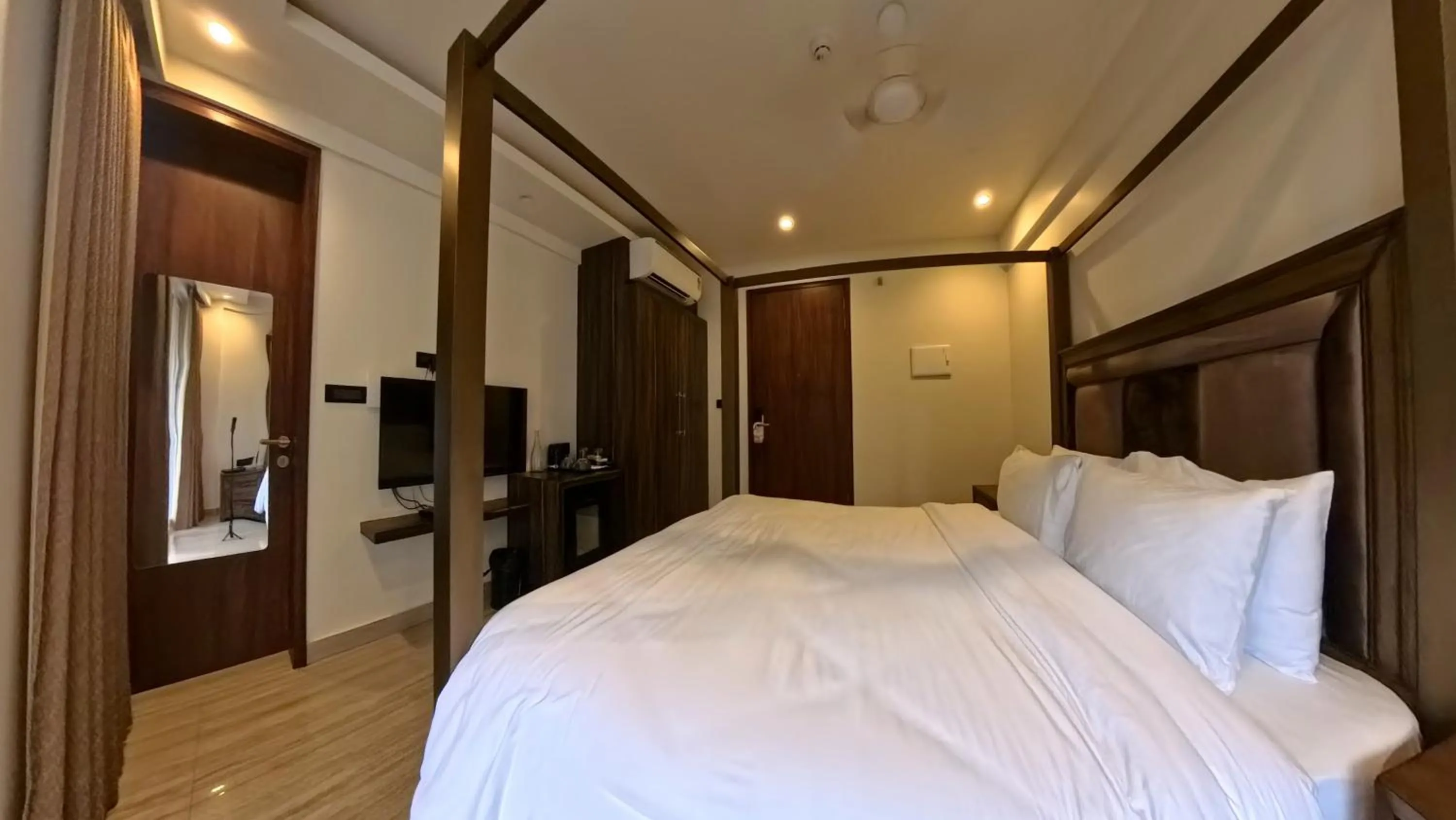 Photo of the whole room, Bed in The Tanisi Resorts & Pool Villas, Candolim
