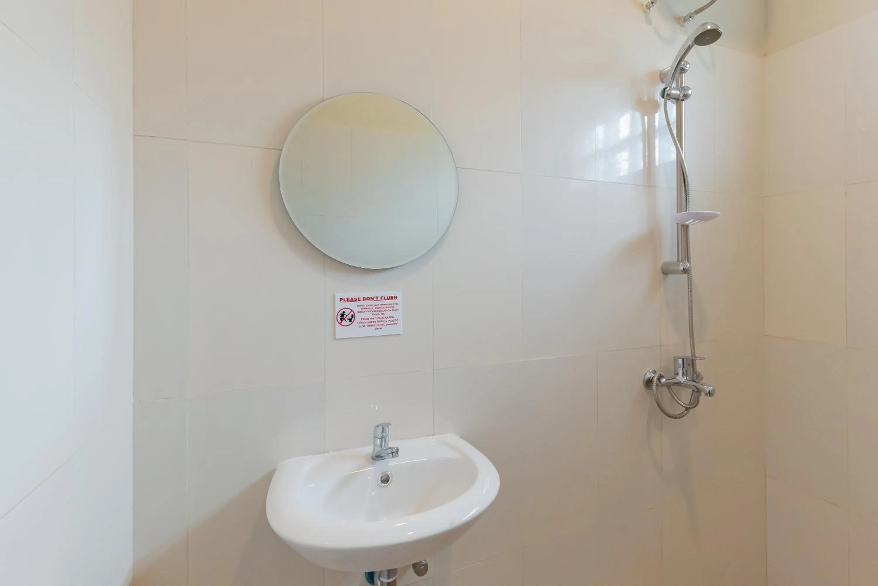 Bathroom in RedDoorz Plus @ Bagusrangin Street 2