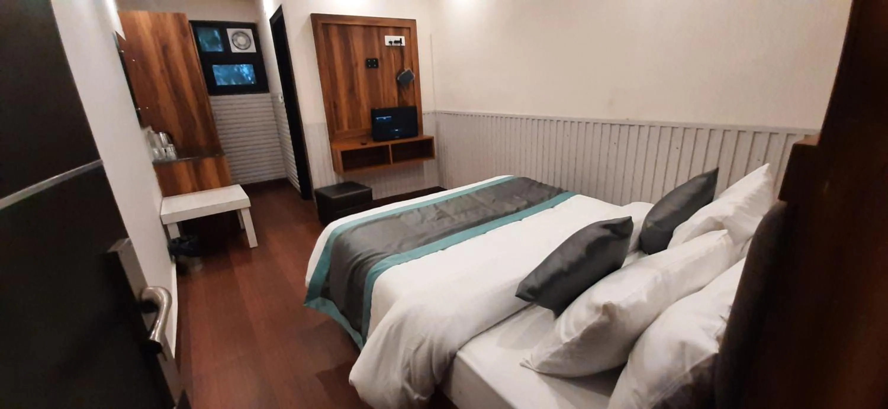 Bedroom, Bed in Aamod Feather Touch - Nainital