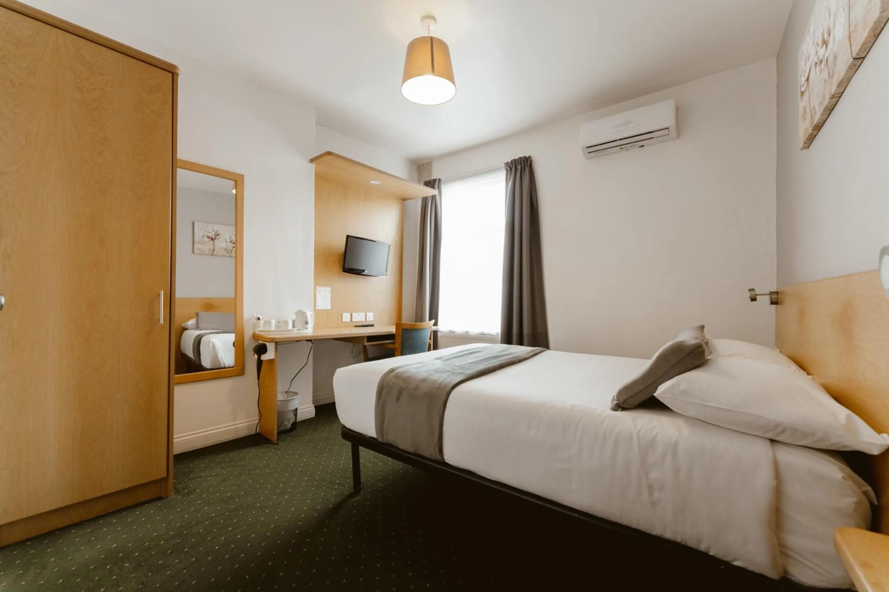 Bedroom, Bed in Star Hotel