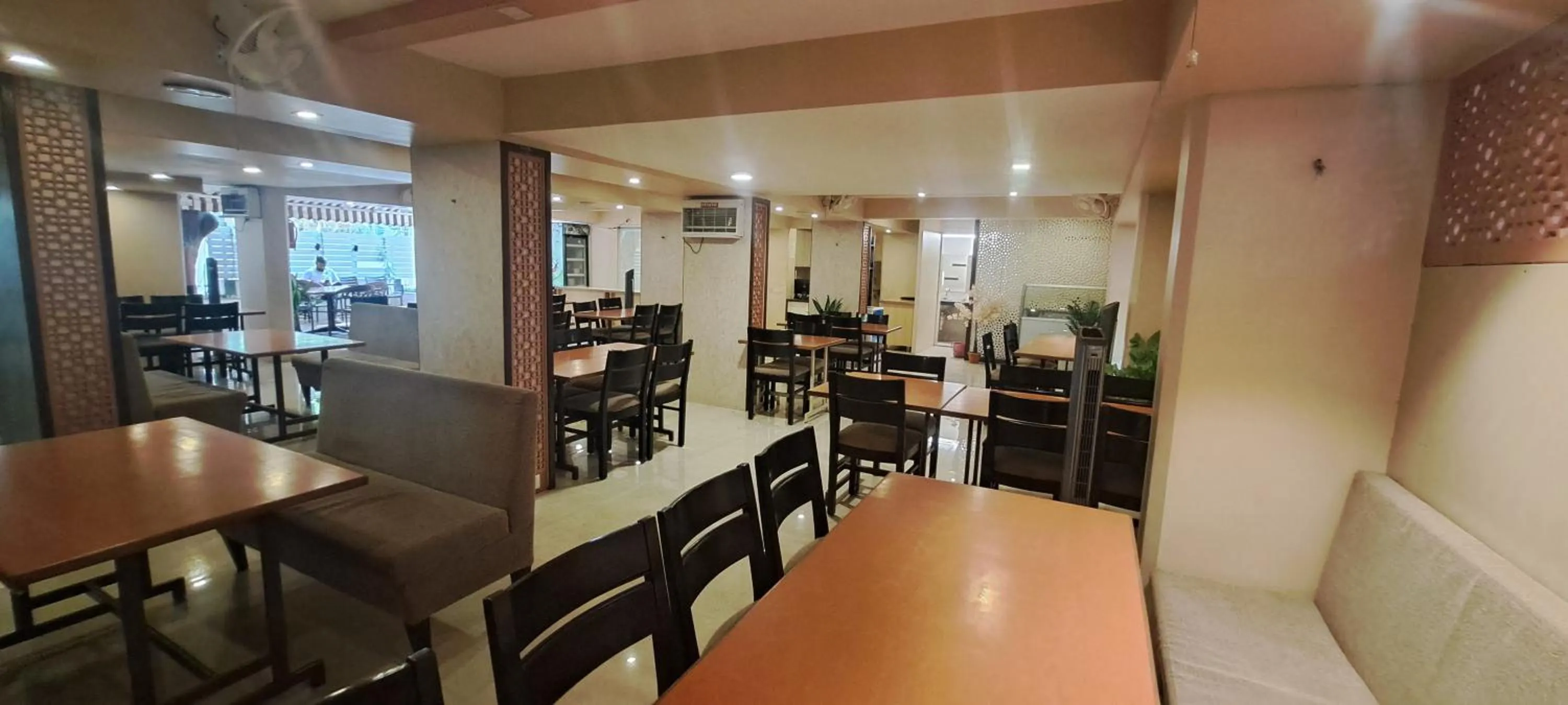 Restaurant/places to eat in Hotel Swaroop