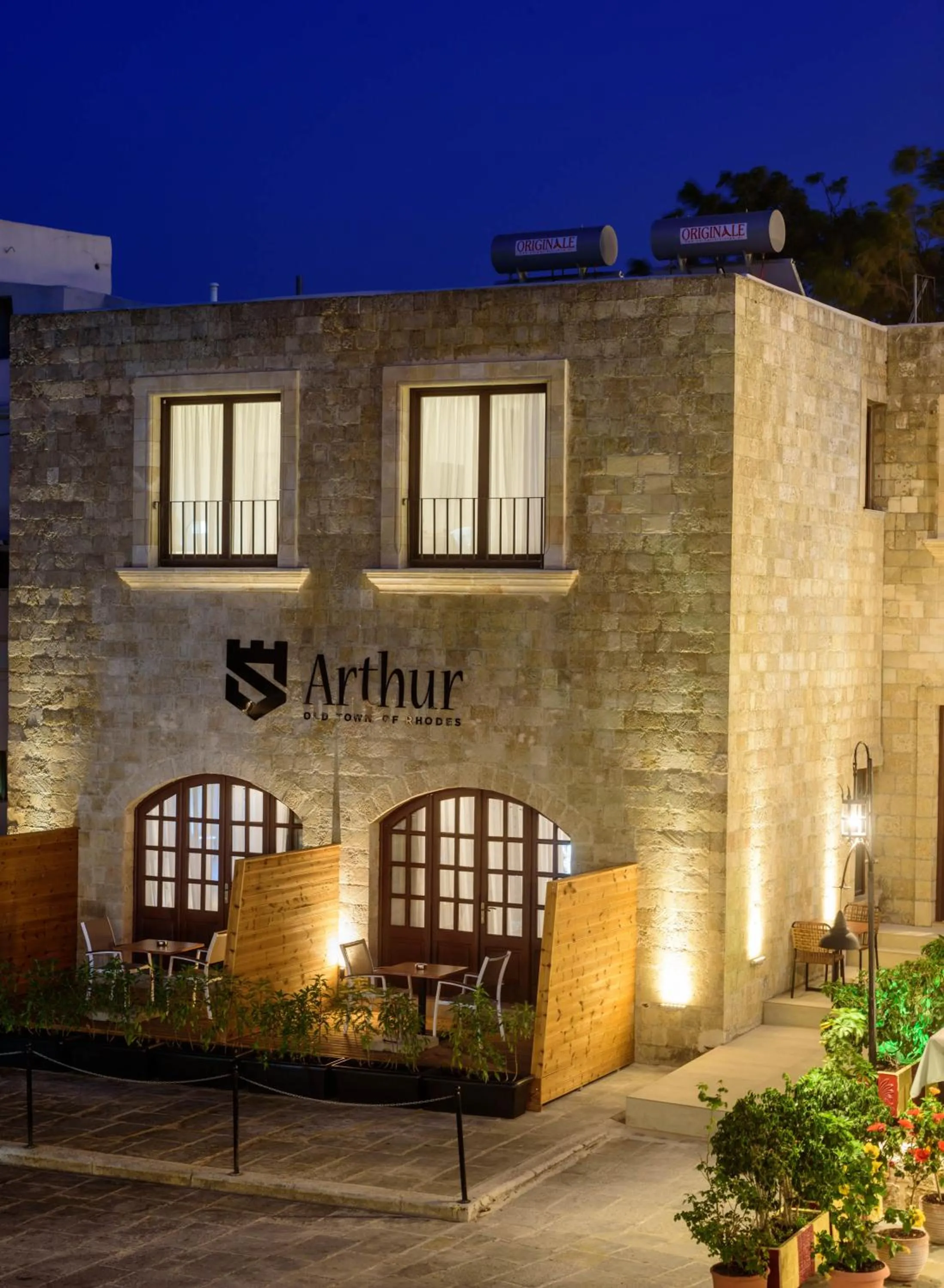 Night in Arthur Suites in Old Town