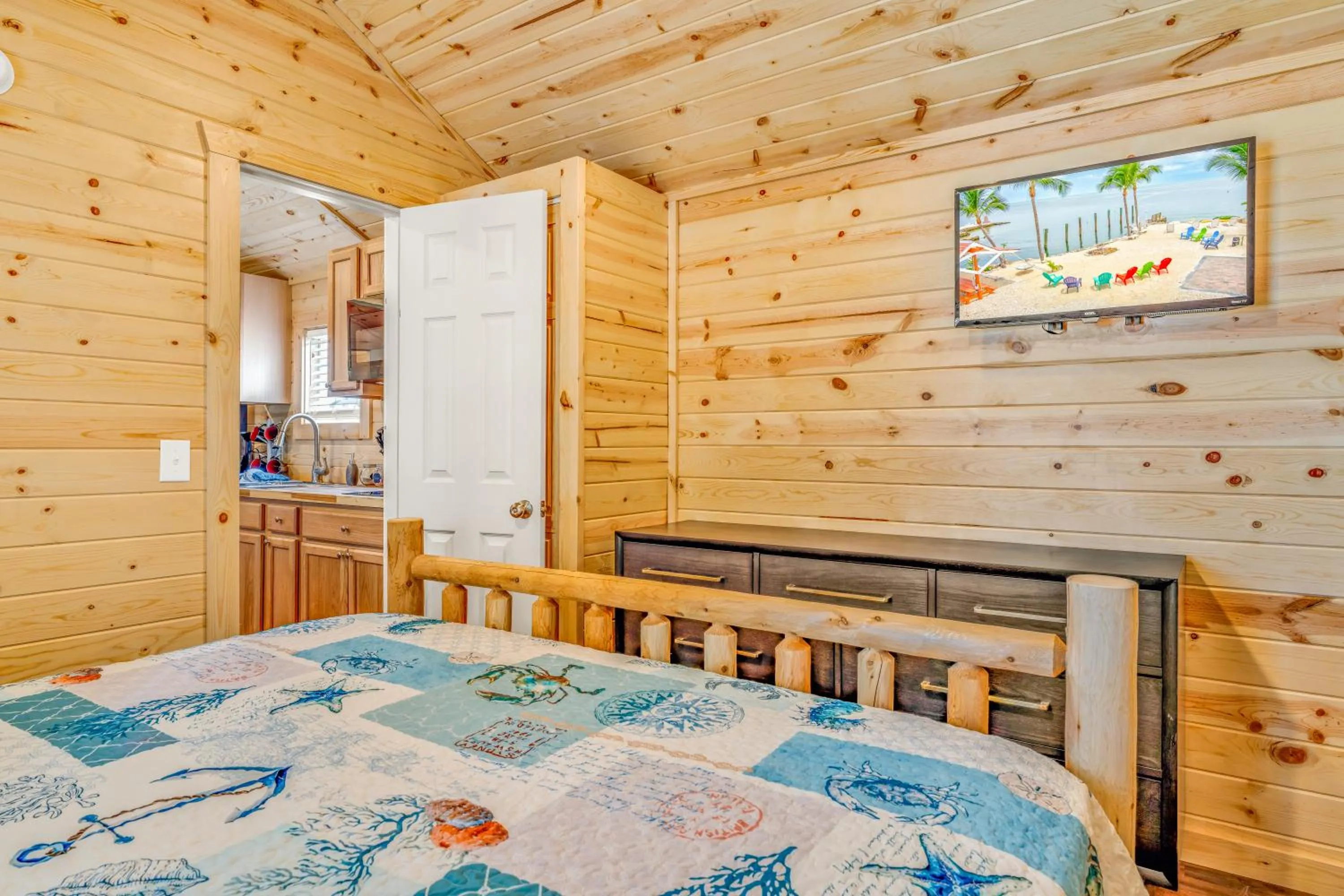 Bed in Good Times Motel and Marina