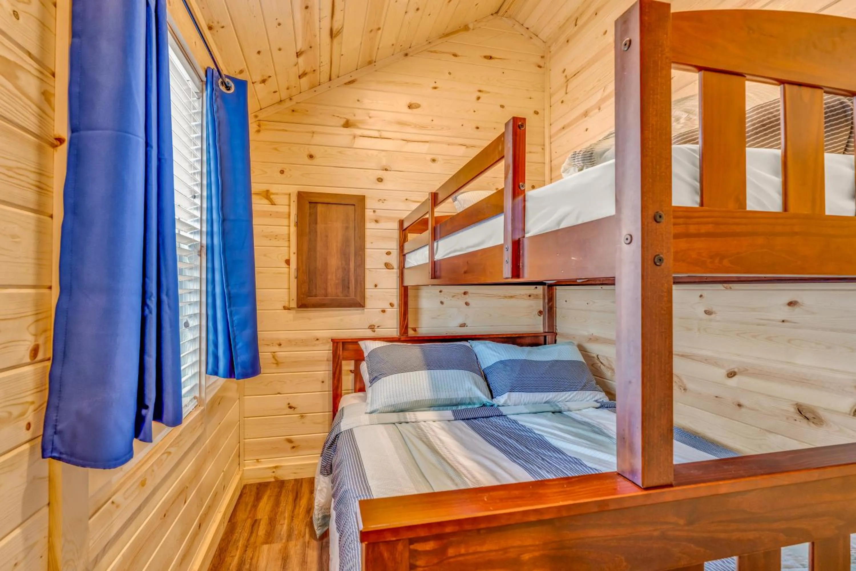 bunk bed, Bed in Good Times Motel and Marina