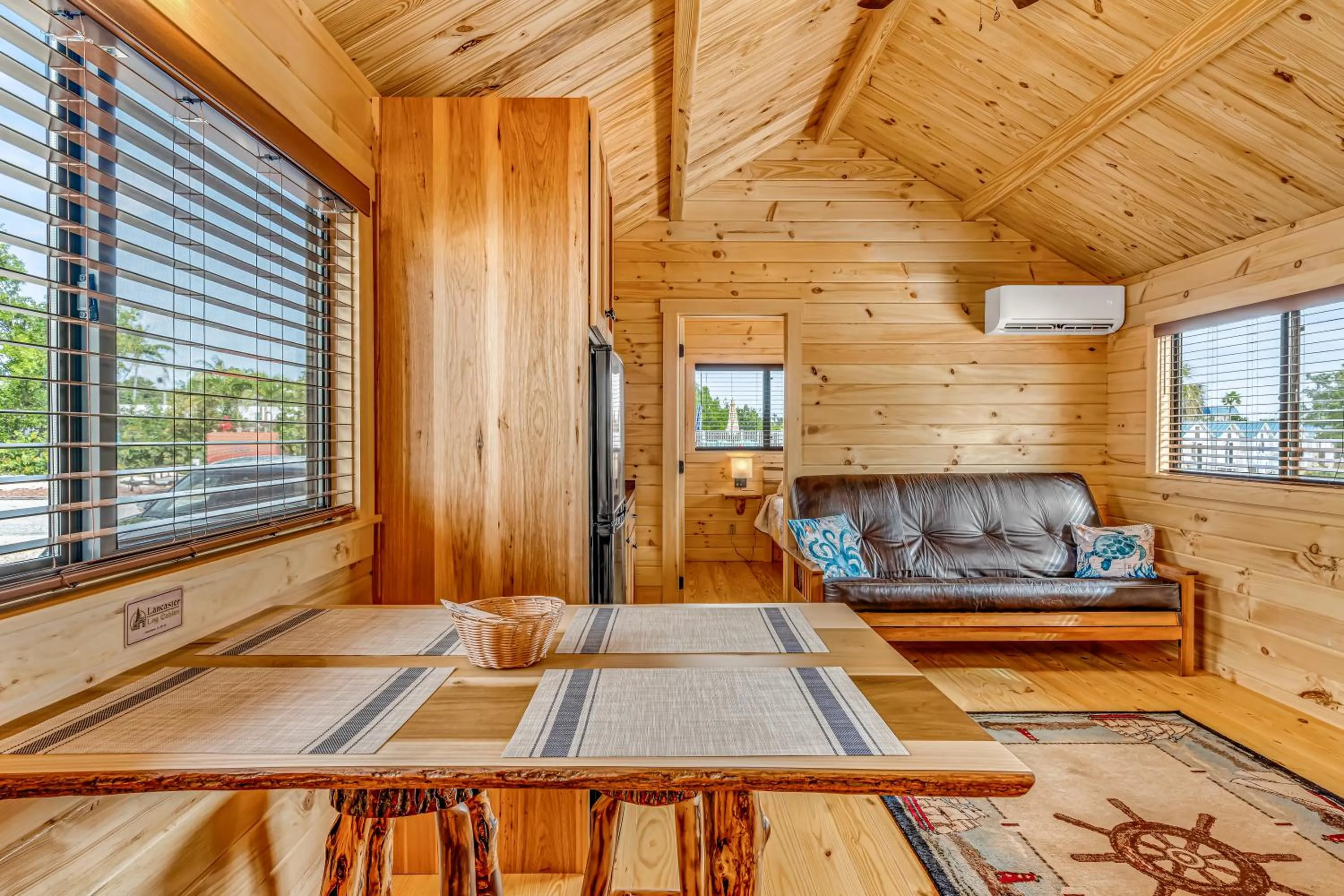 Dining area in Good Times Motel and Marina