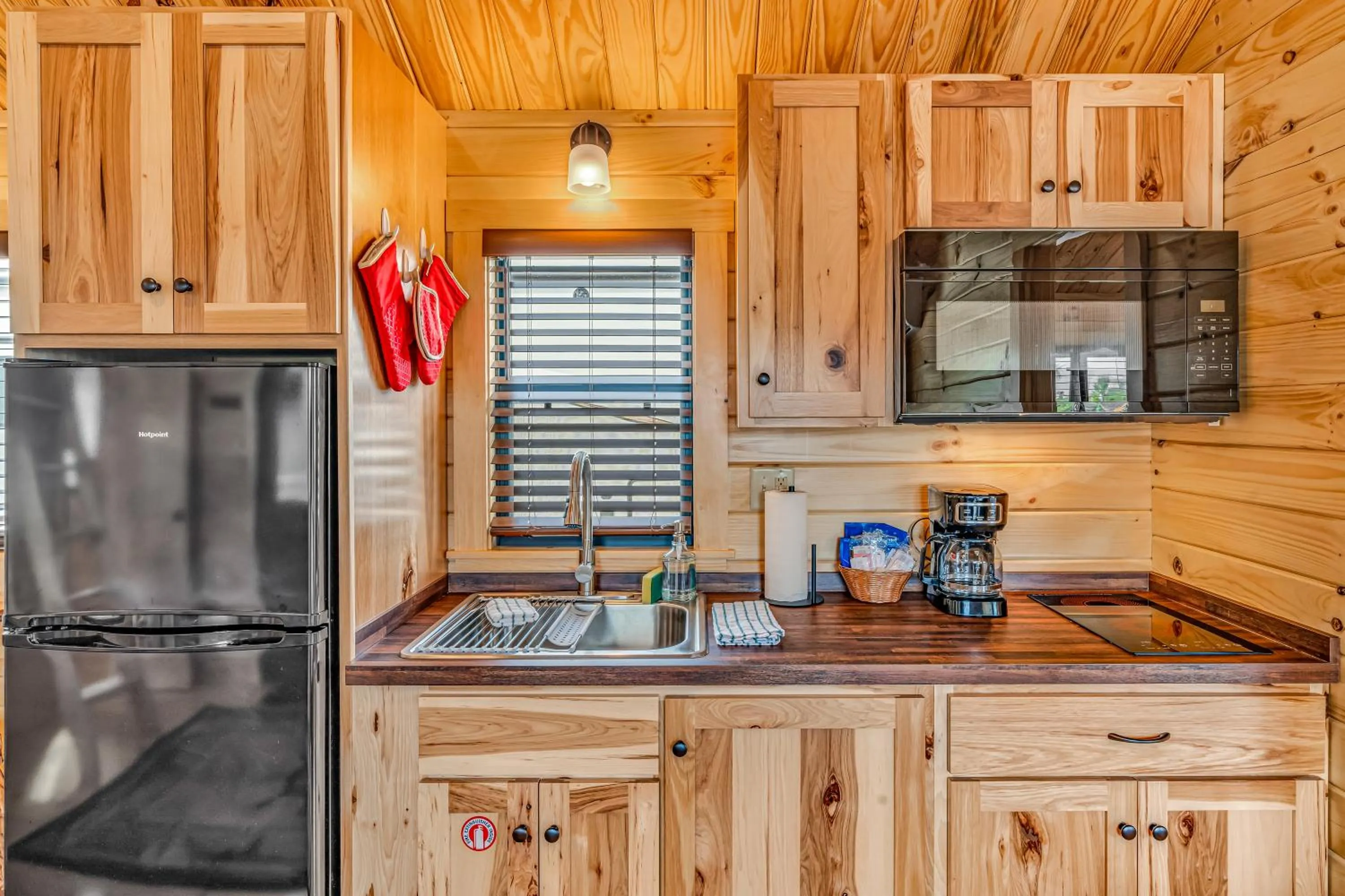 kitchen in Good Times Motel and Marina