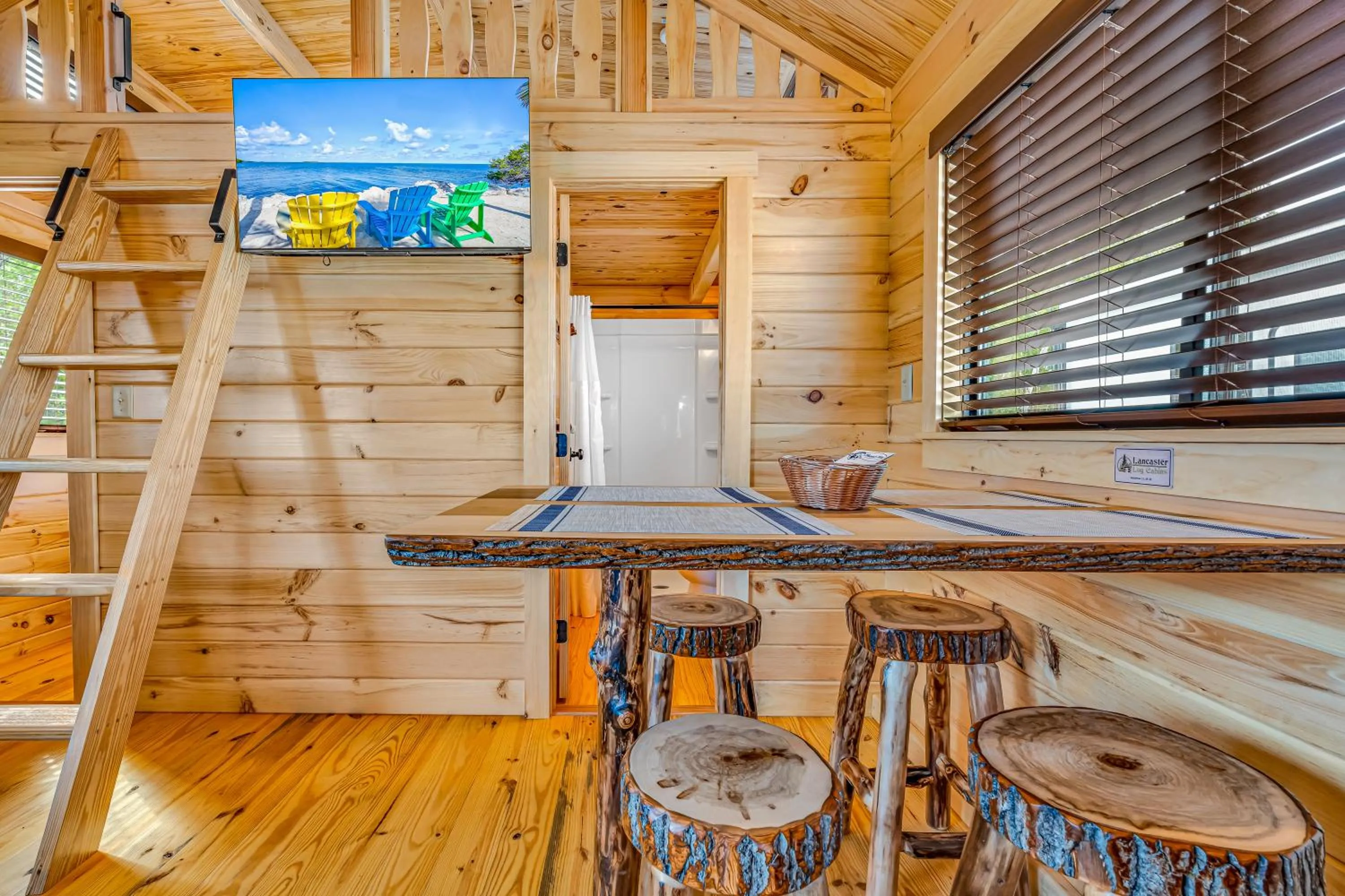 Dining area in Good Times Motel and Marina