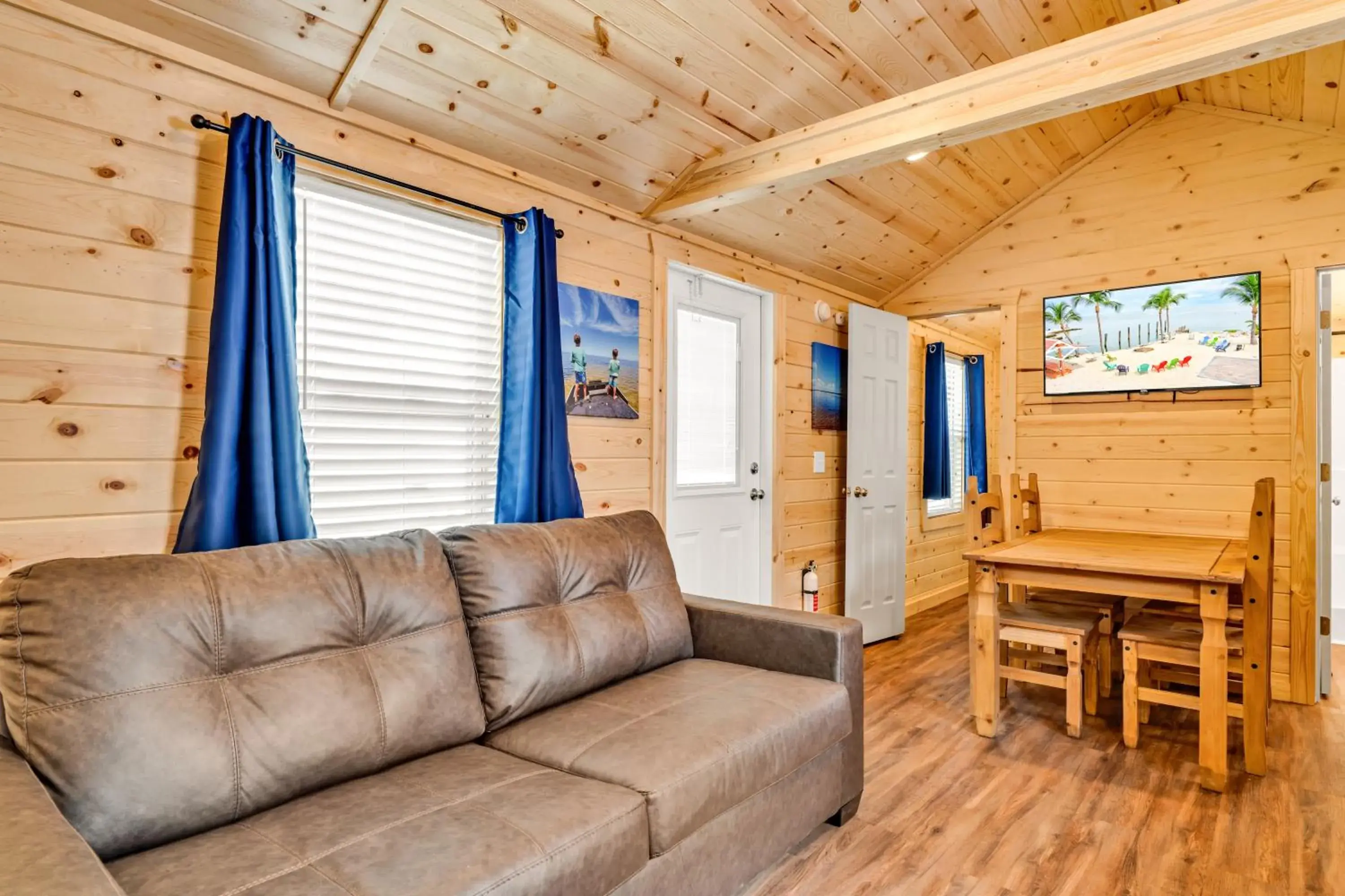 Two-Bedroom Cottage in Good Times Motel and Marina Two-Bedroom Cottage in Good Times Motel and Marina