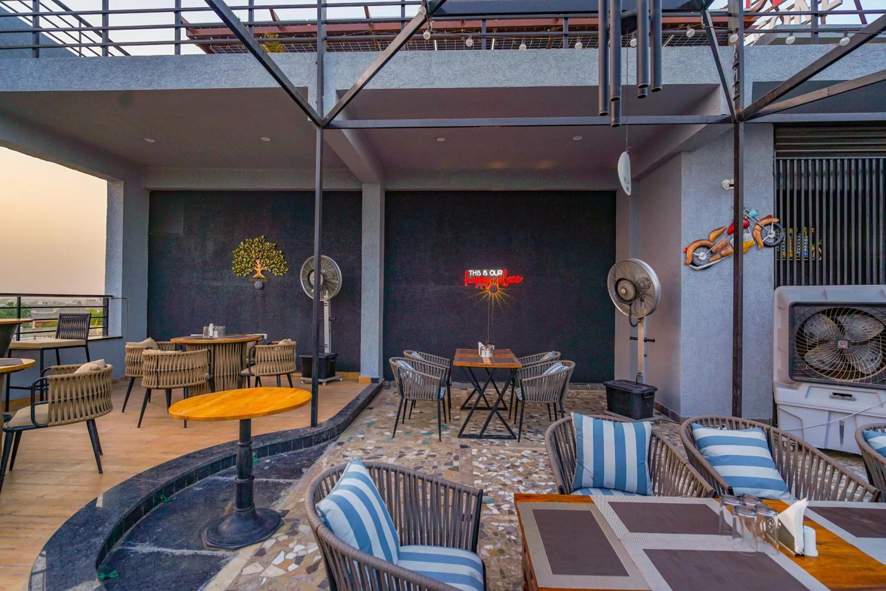 Restaurant/places to eat in Hotel Red Stone