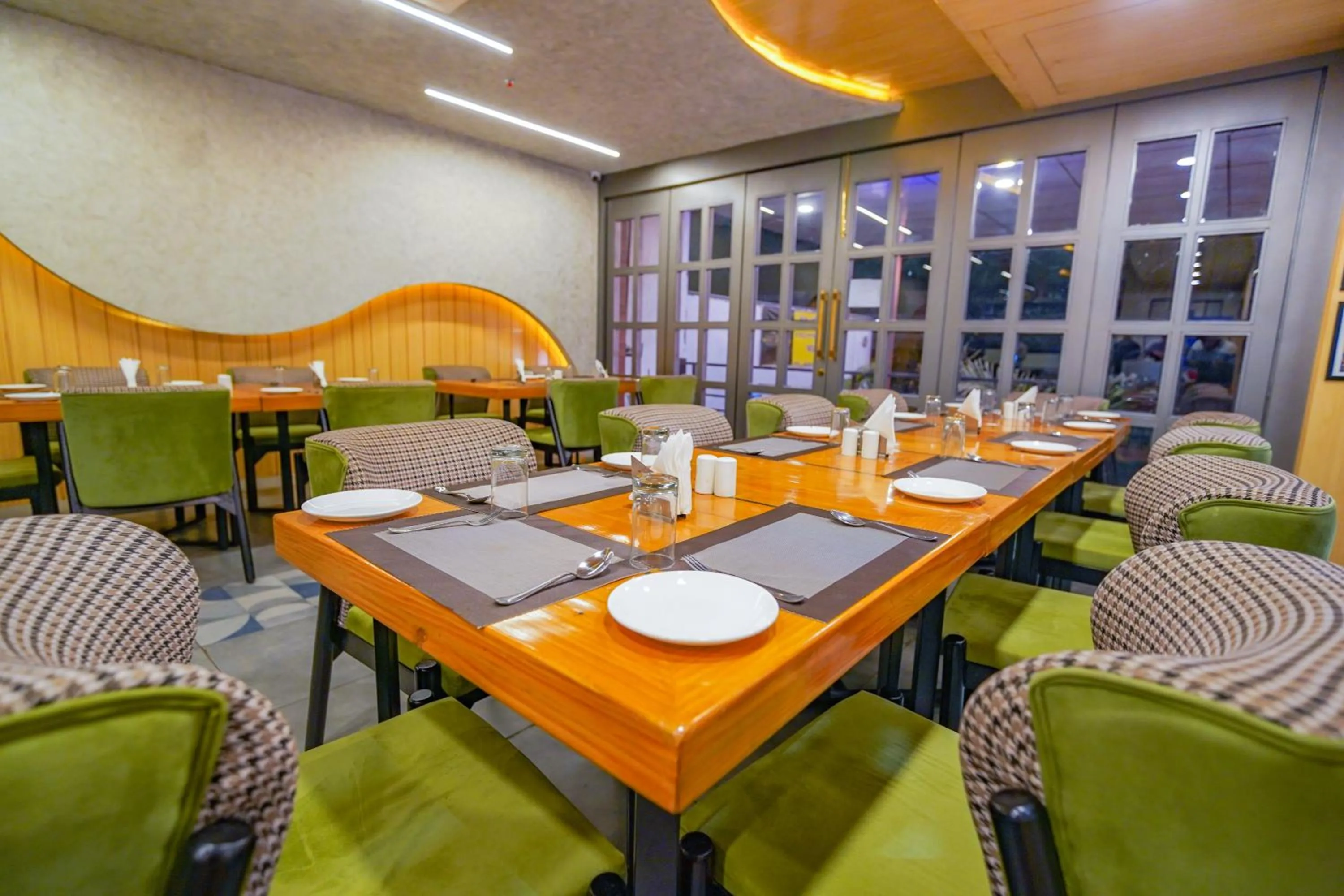 Restaurant/places to eat in Hotel Red Stone