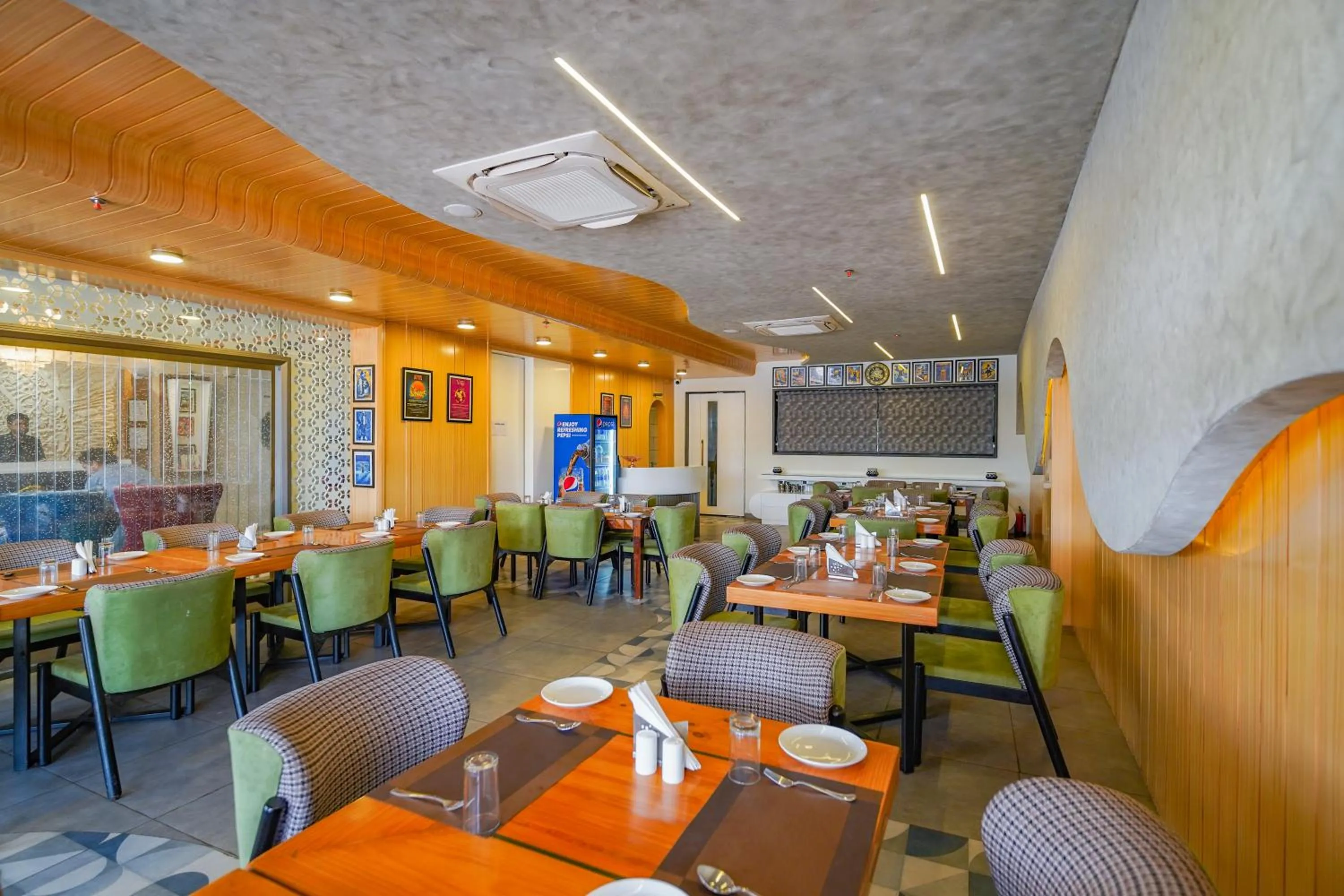 Restaurant/places to eat in Hotel Red Stone