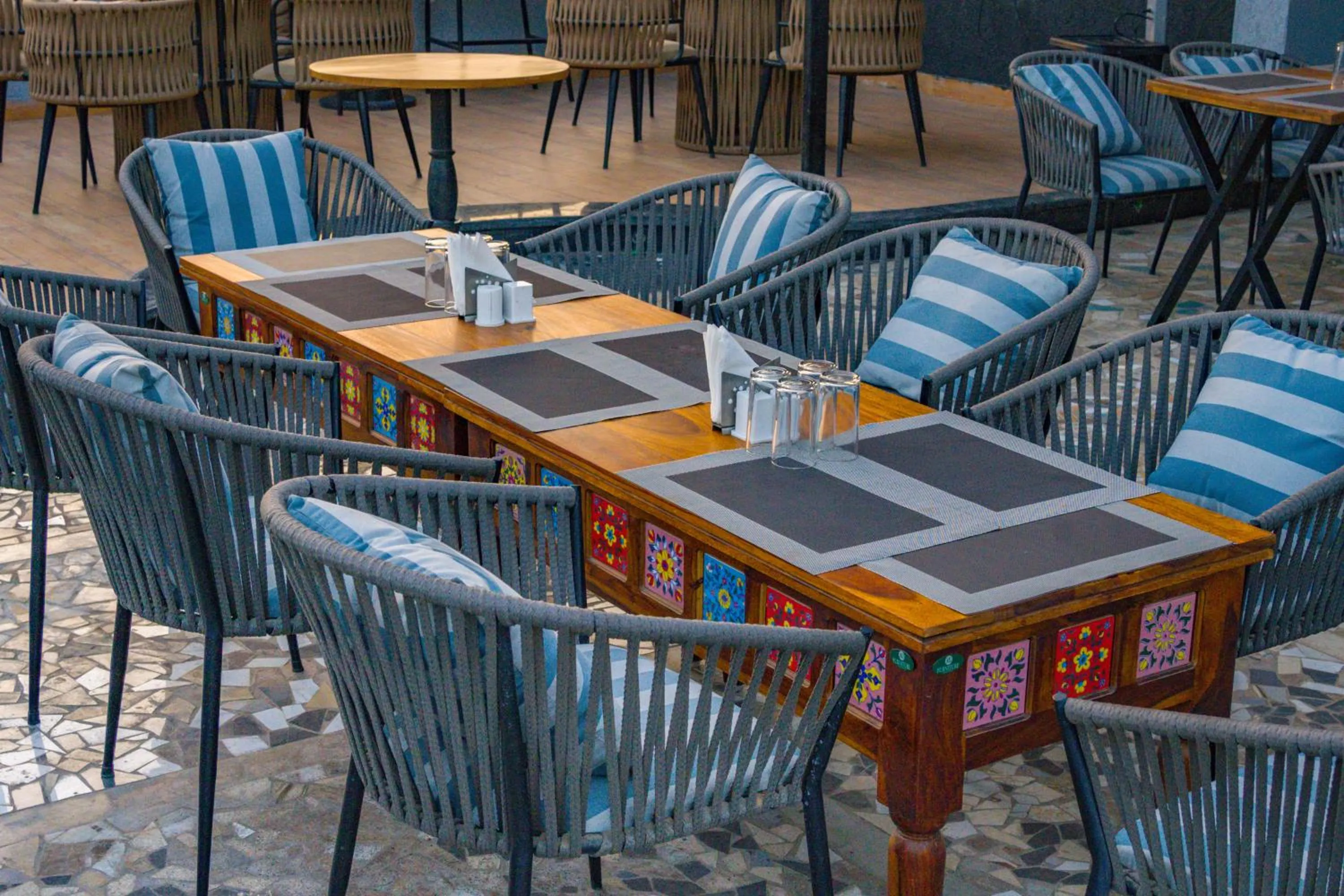 Restaurant/places to eat in Hotel Red Stone