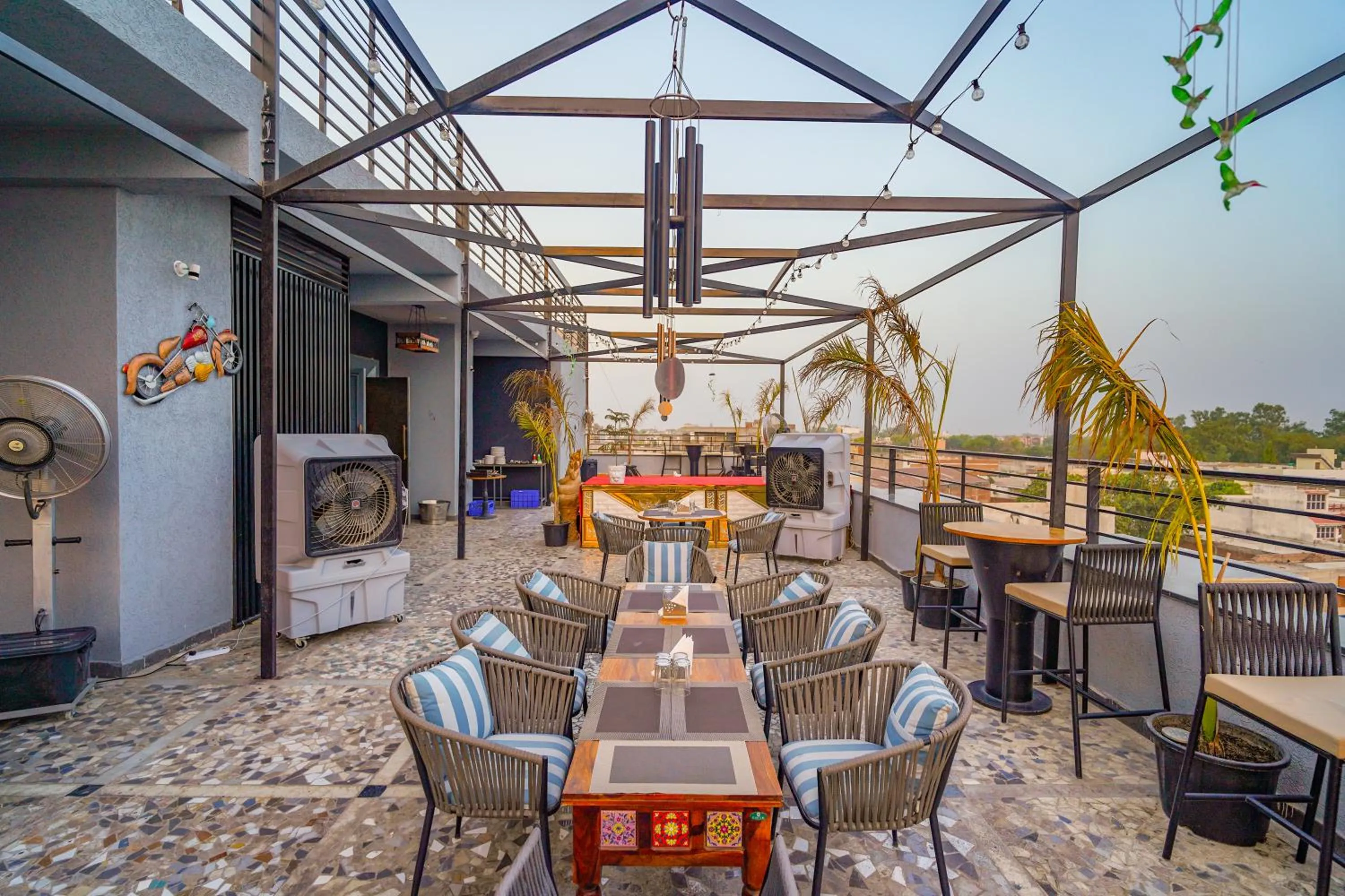 Restaurant/places to eat in Hotel Red Stone