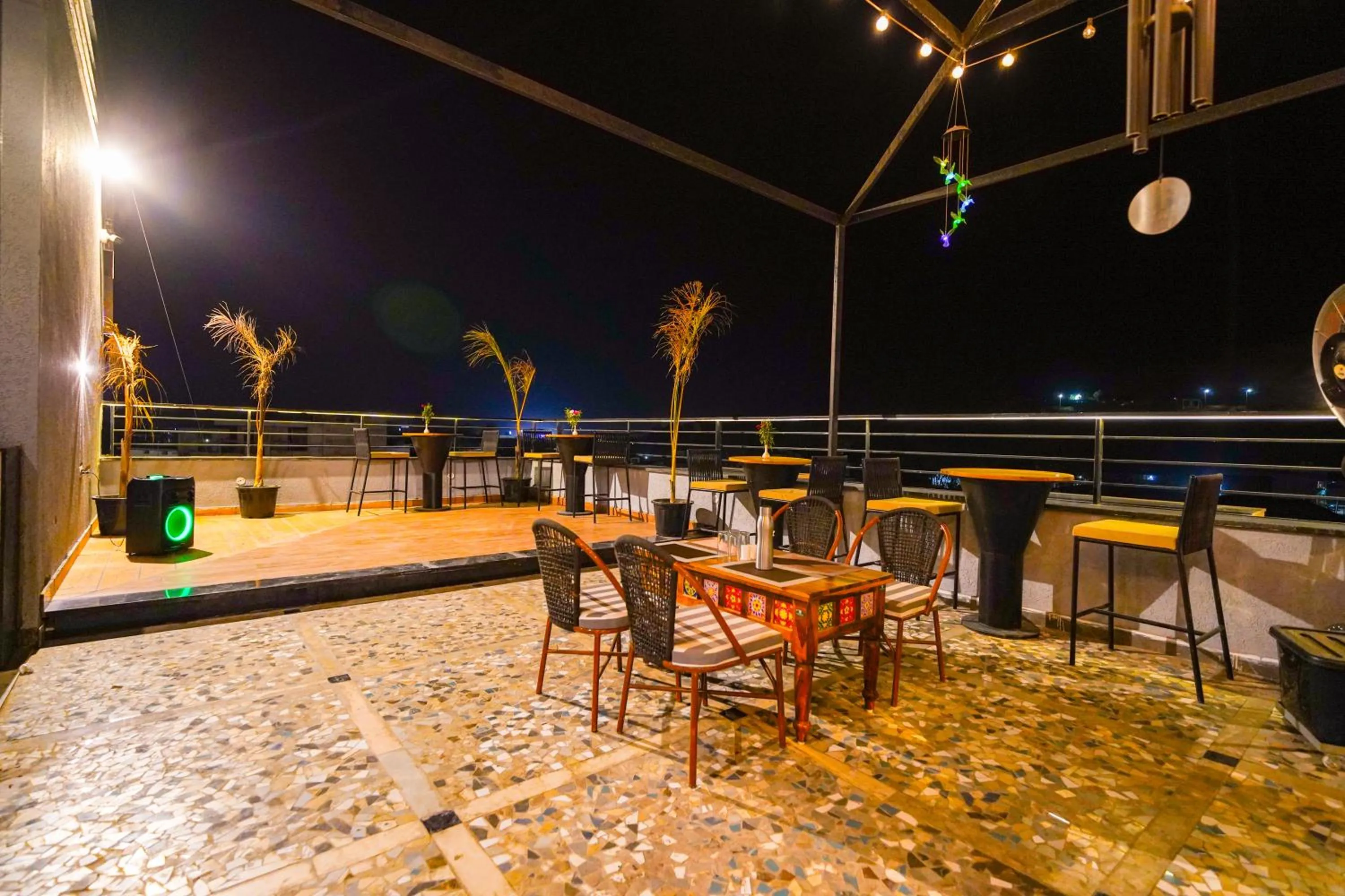 Restaurant/places to eat in Hotel Red Stone