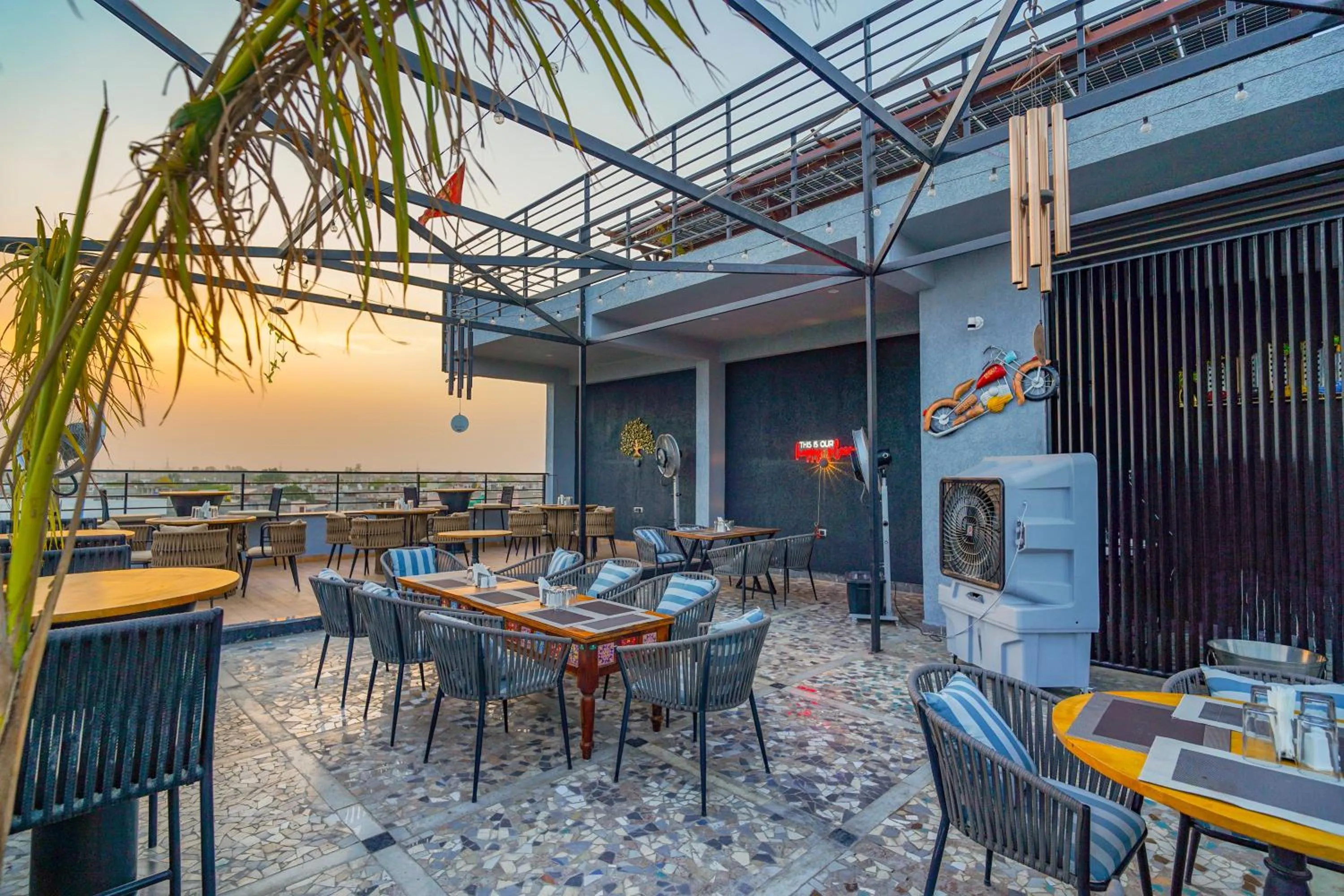 Restaurant/places to eat in Hotel Red Stone