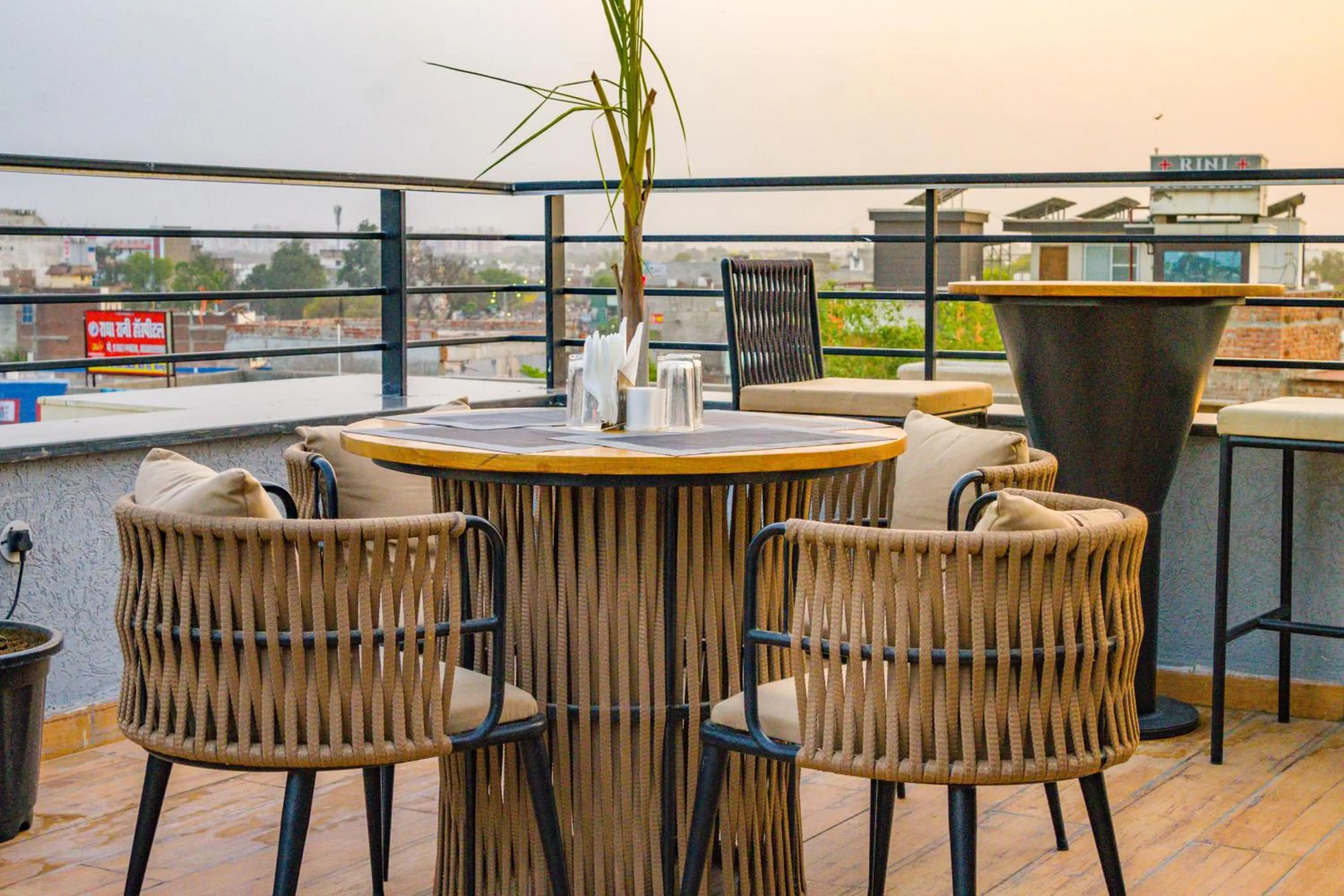 Restaurant/places to eat in Hotel Red Stone