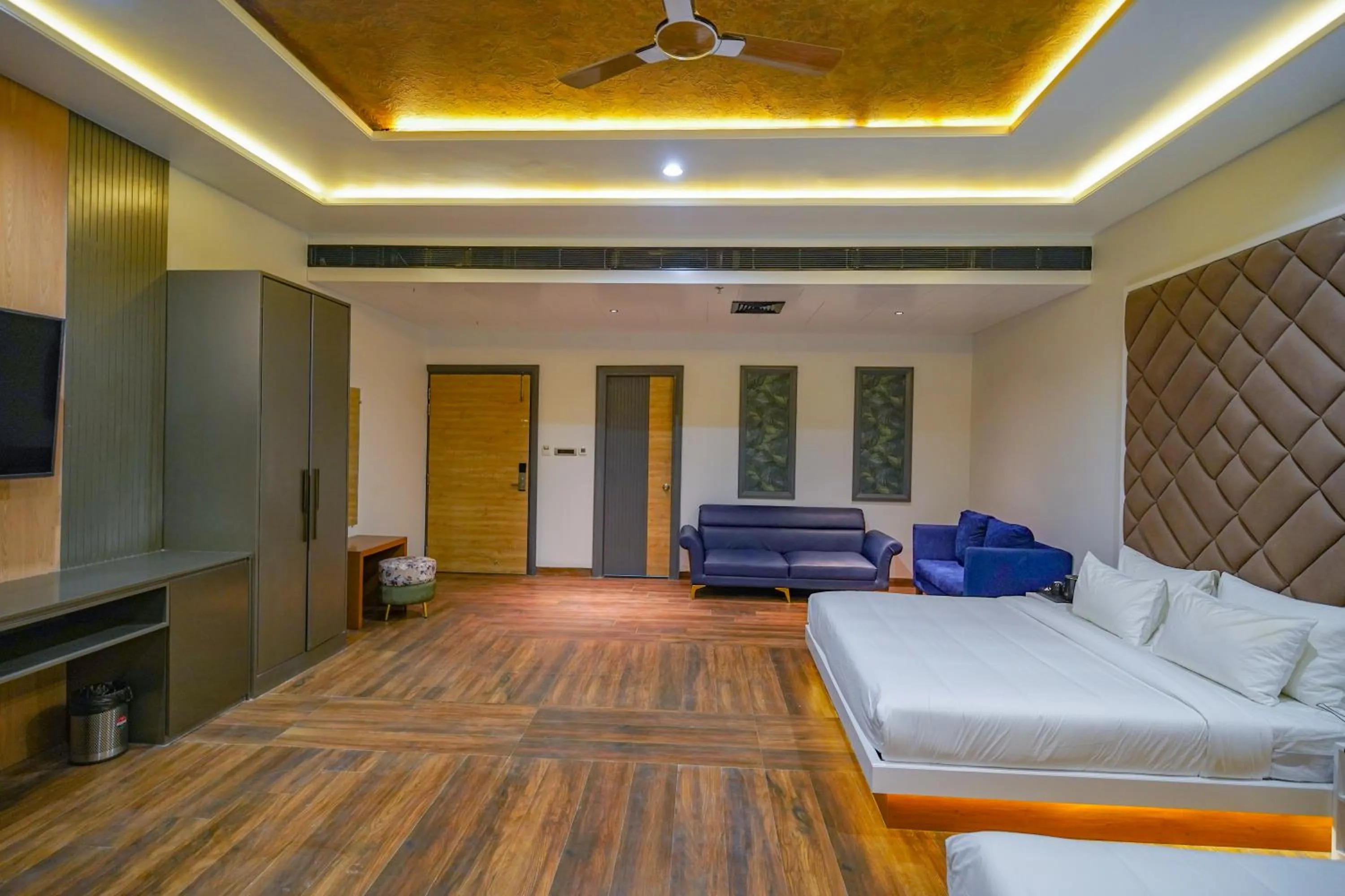 Family in Hotel Red Stone