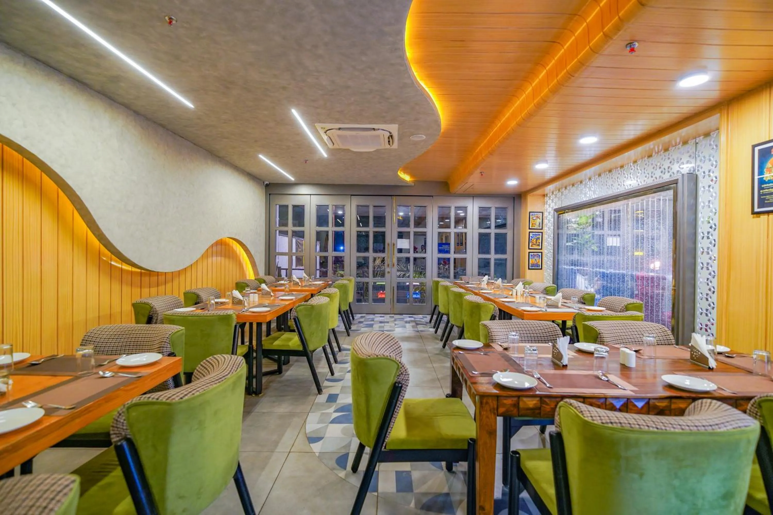 Restaurant/places to eat in Hotel Red Stone