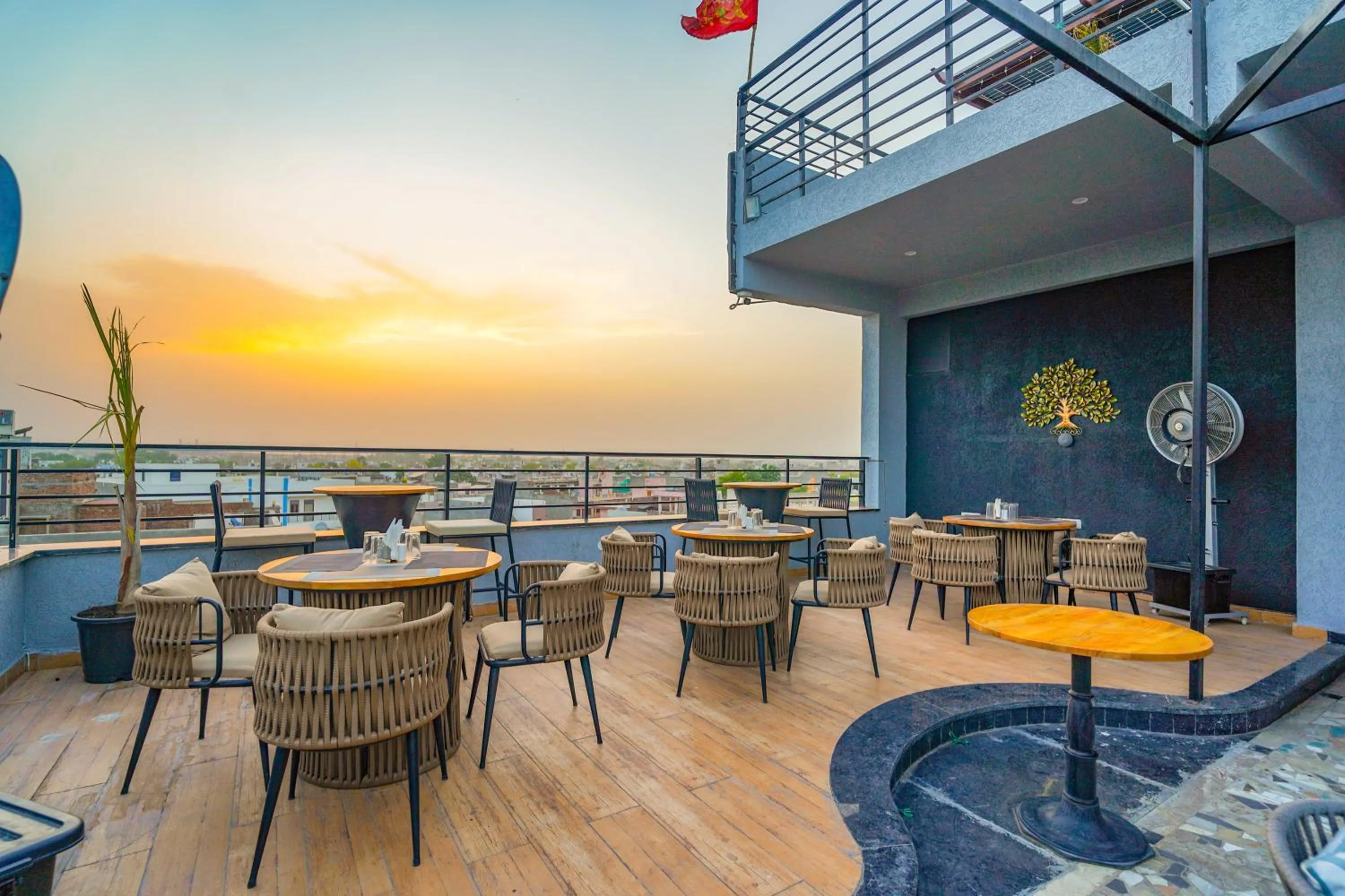 Restaurant/places to eat in Hotel Red Stone