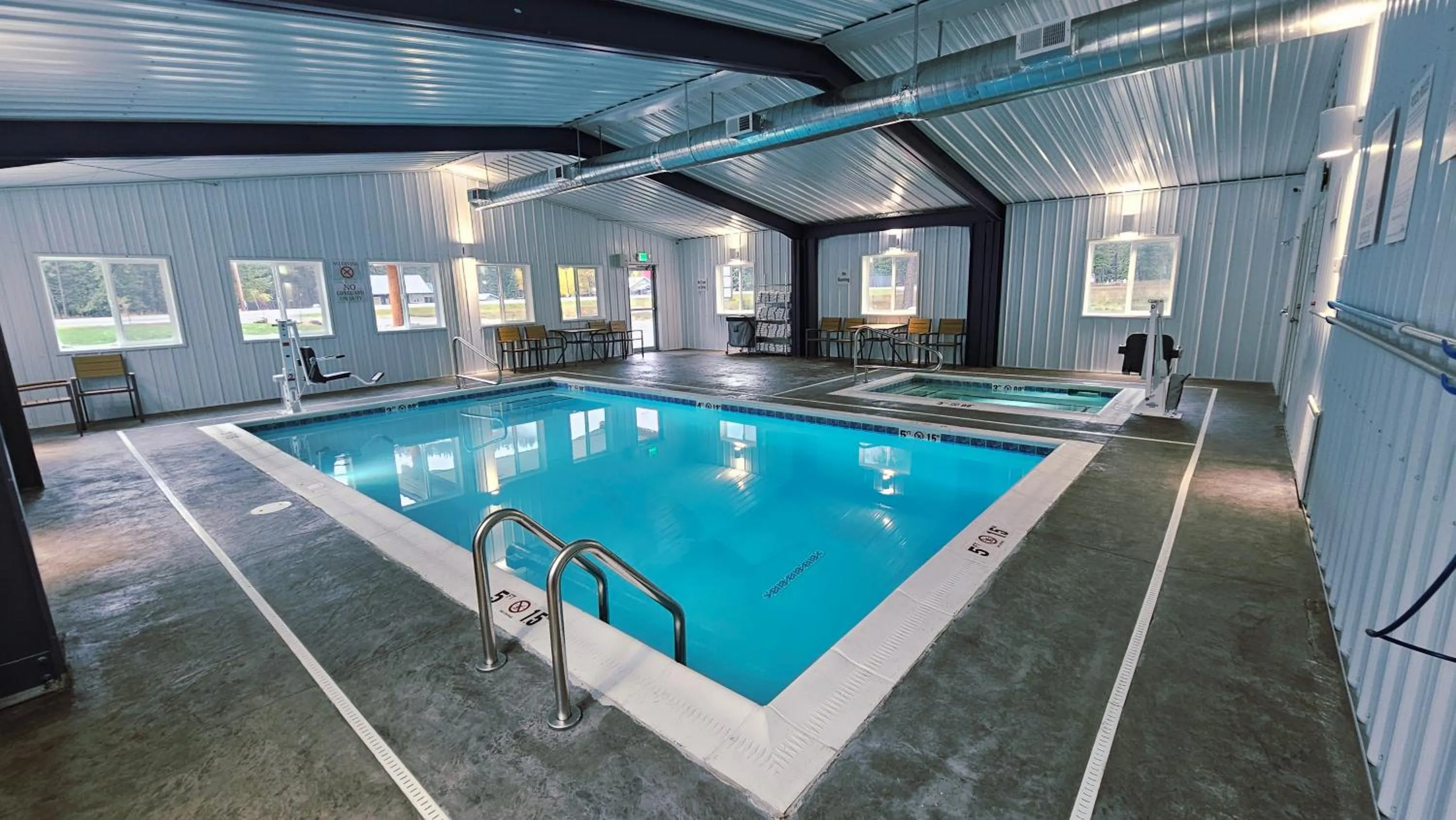 Swimming pool in Riverfront Motel & Cabins