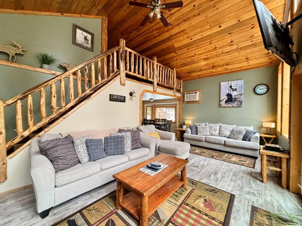 TV and multimedia in Riverfront Motel & Cabins