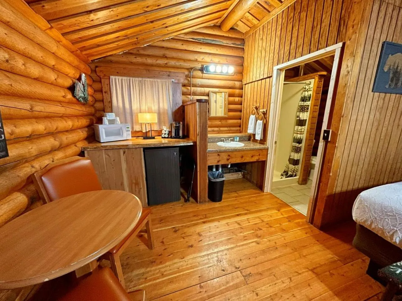 Kitchen or kitchenette, Bed in Riverfront Motel & Cabins
