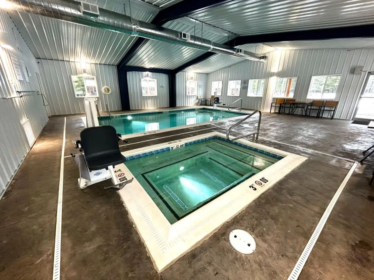 Hot Tub in Riverfront Motel & Cabins