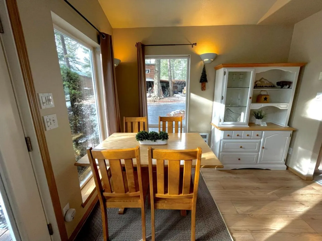 Dining area in Riverfront Motel & Cabins
