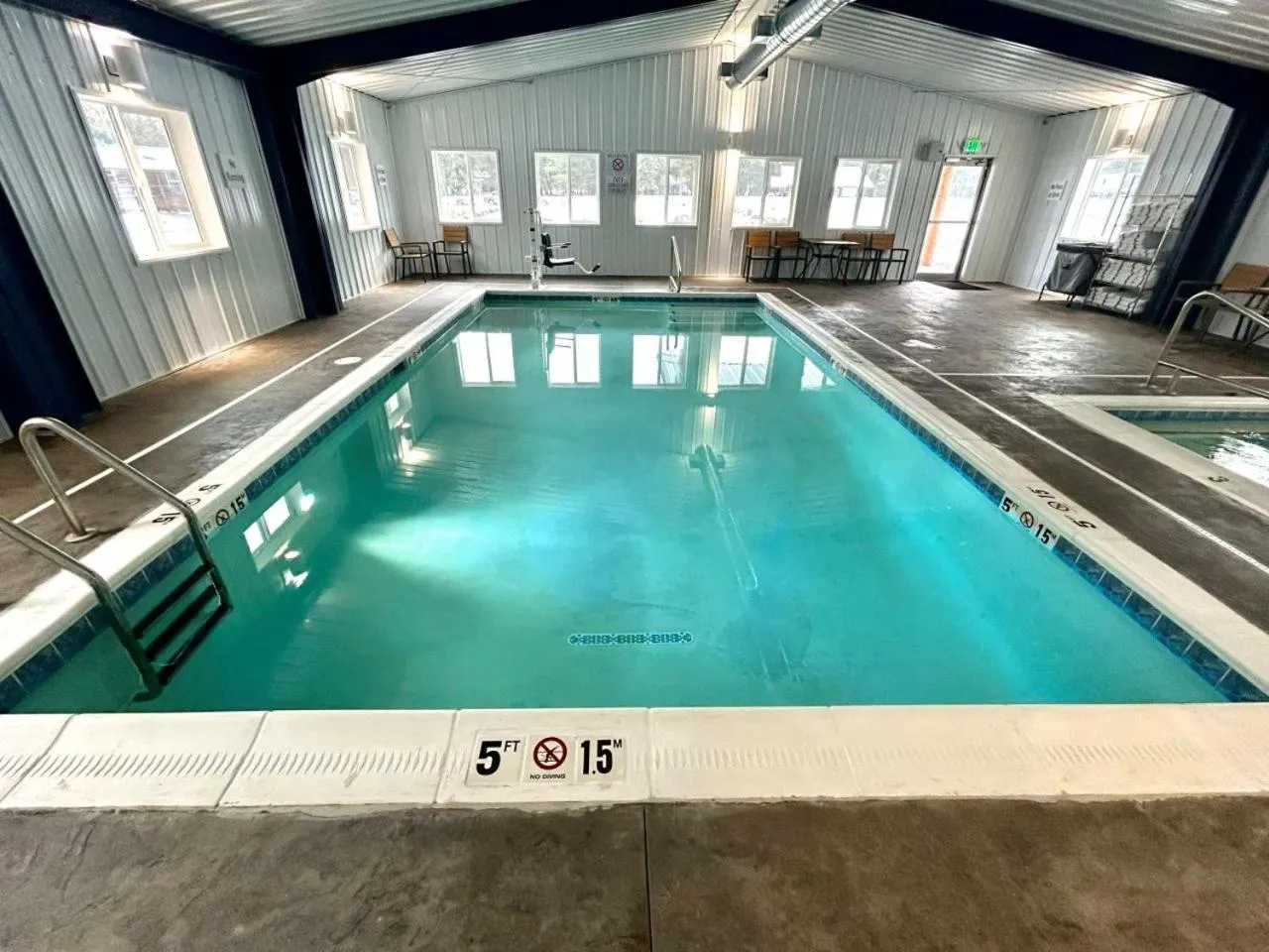 Swimming pool in Riverfront Motel & Cabins