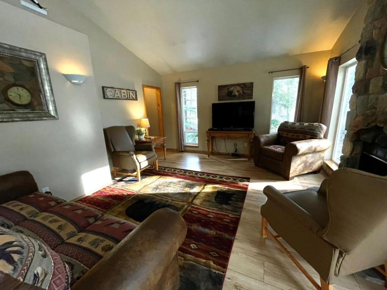 Communal lounge/ TV room in Riverfront Motel & Cabins