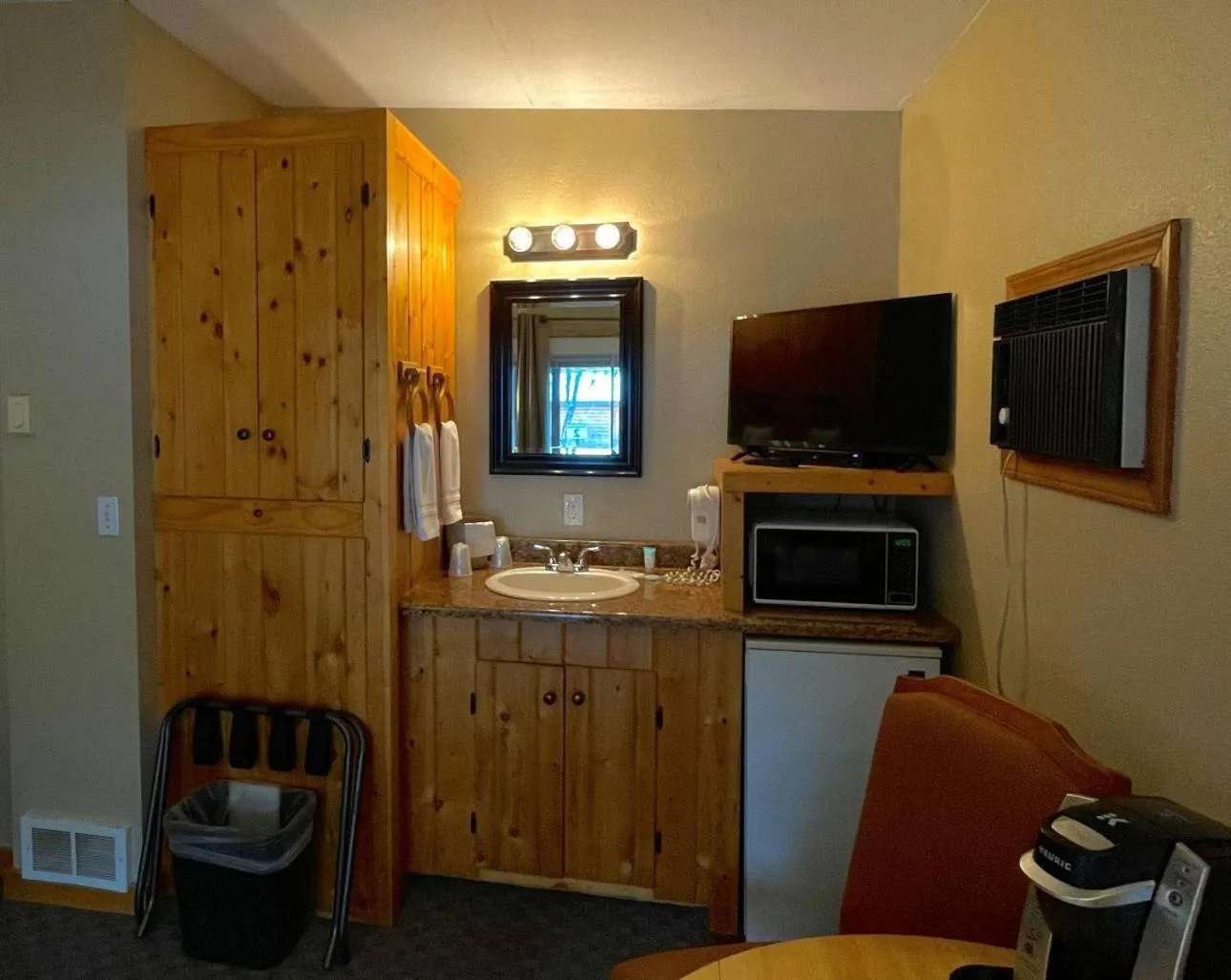 TV and multimedia in Riverfront Motel & Cabins