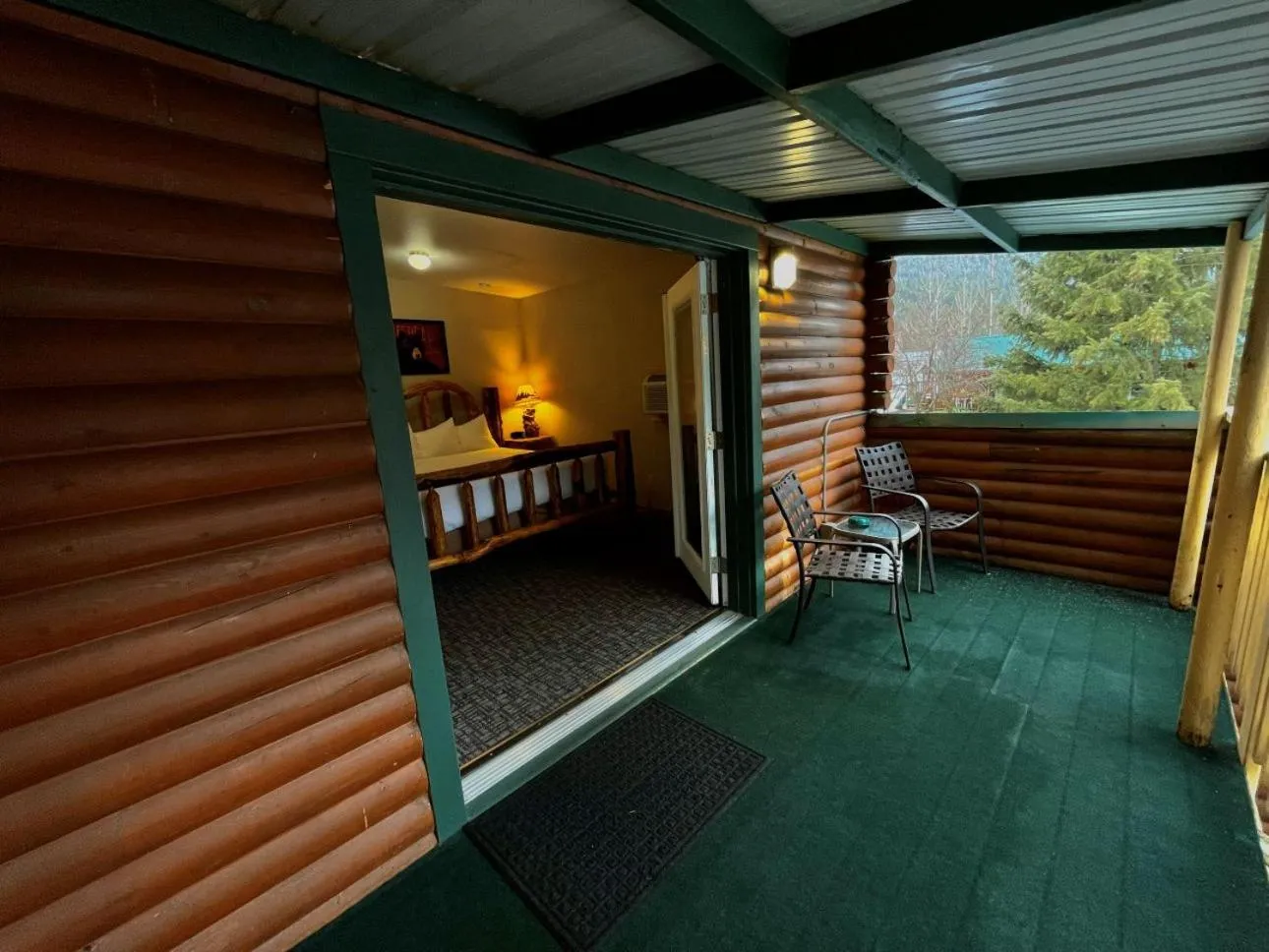 Balcony/Terrace in Riverfront Motel & Cabins