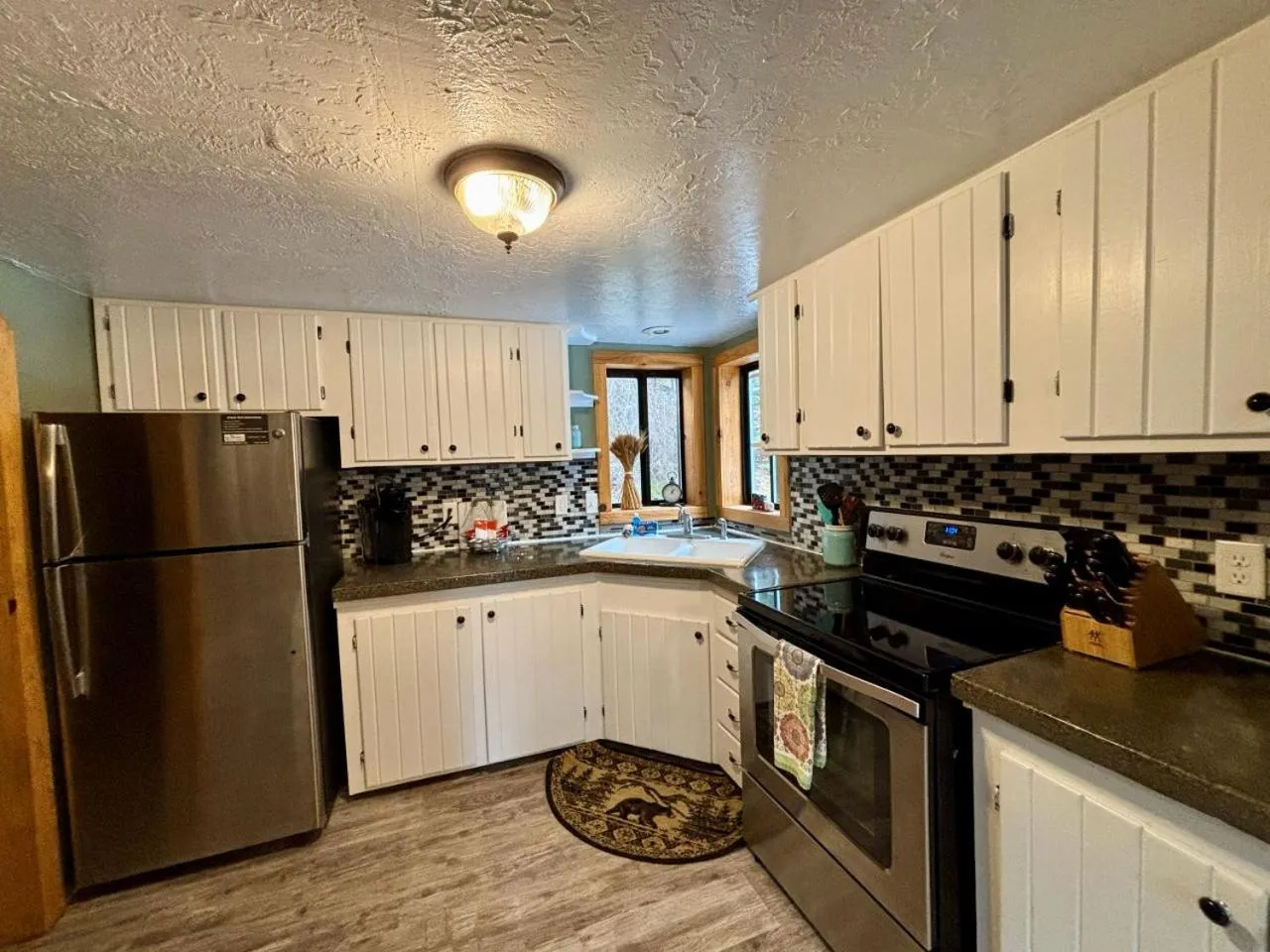 Kitchen or kitchenette in Riverfront Motel & Cabins