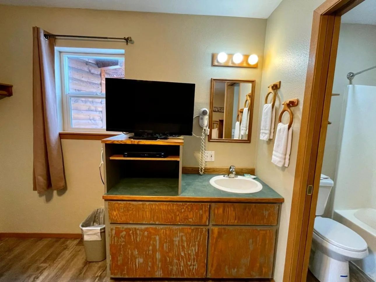 TV and multimedia in Riverfront Motel & Cabins