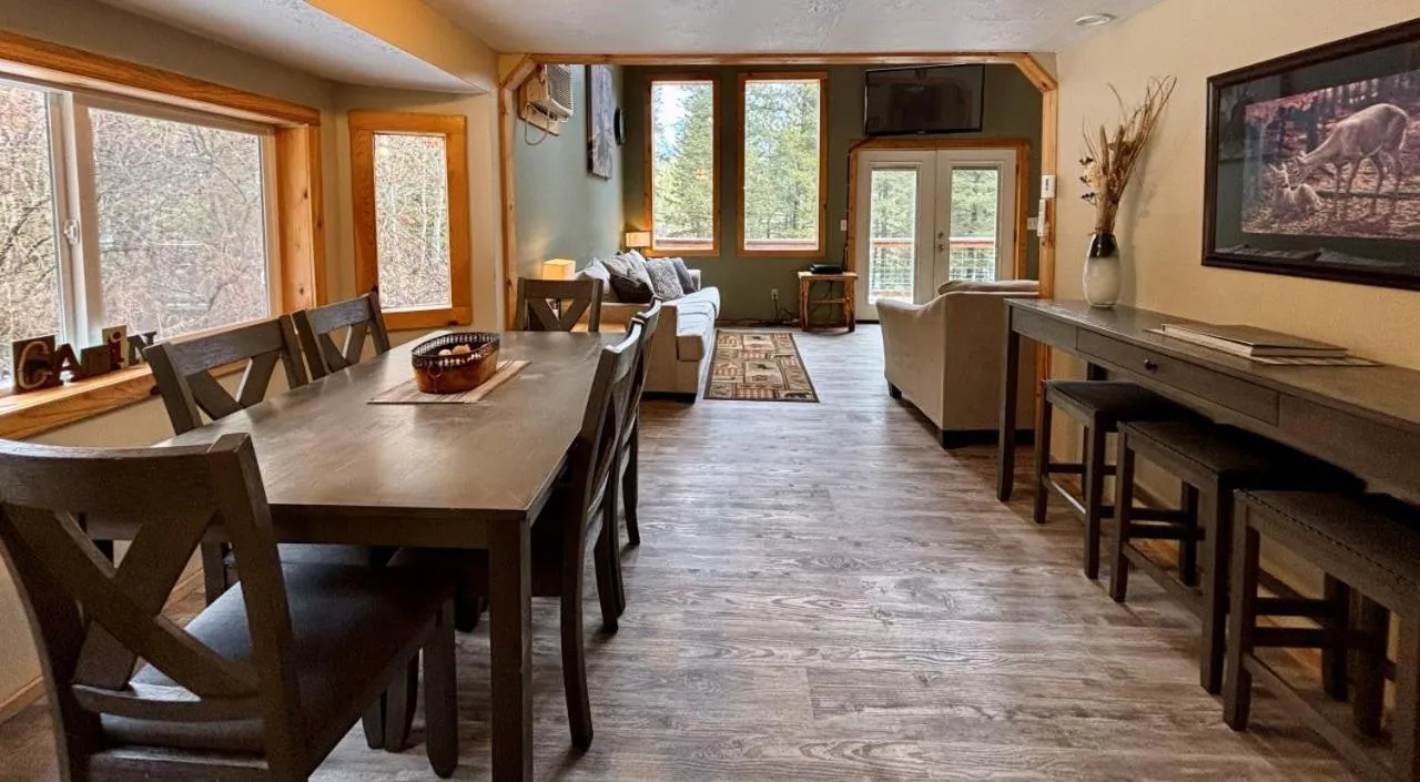 TV and multimedia in Riverfront Motel & Cabins