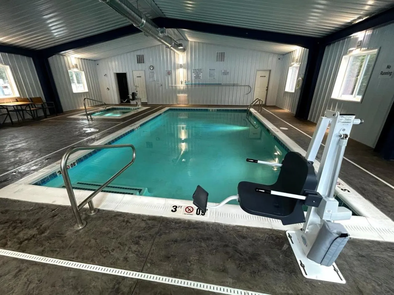 Swimming pool in Riverfront Motel & Cabins