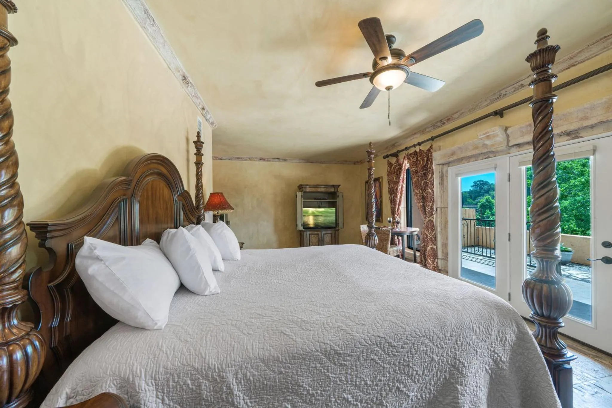 Bed in Blanco Riverside Cottages