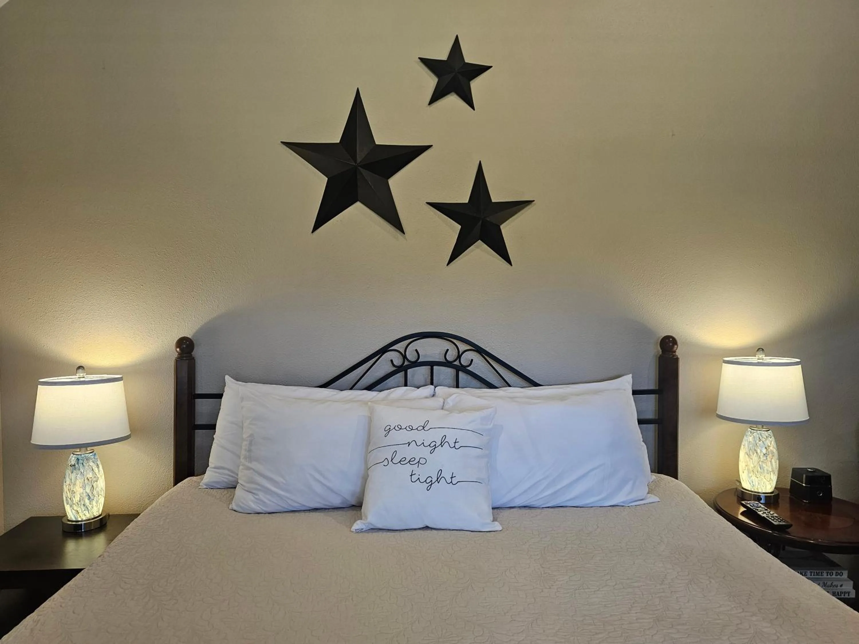 Bed in Blanco Riverside Cottages