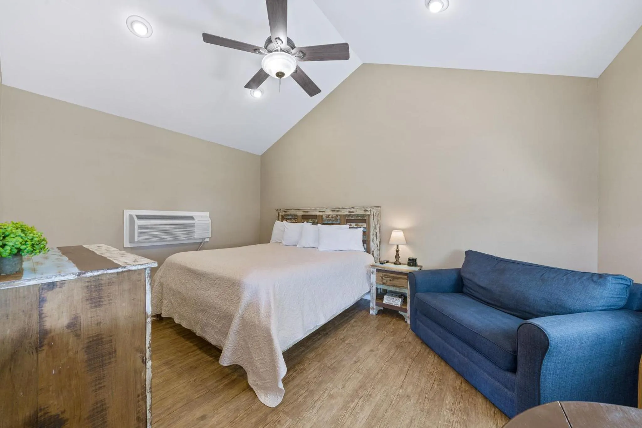 Bed in Blanco Riverside Cottages