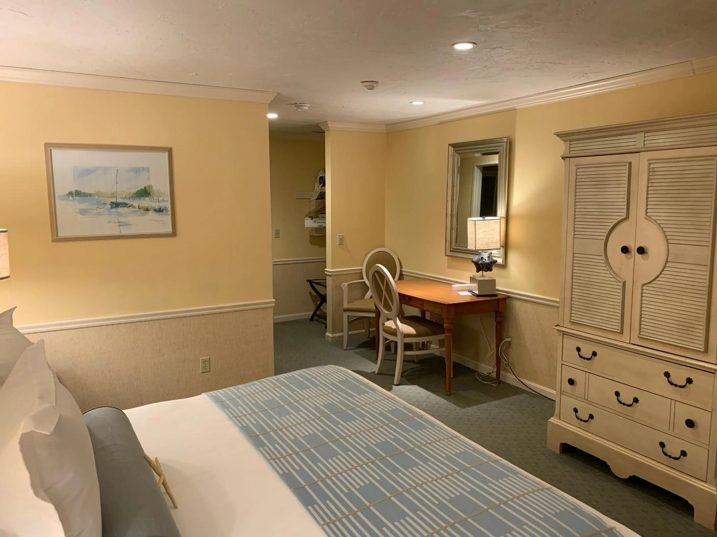 Photo of the whole room, Bed in Anchor In Hotel - Hyannis, MA