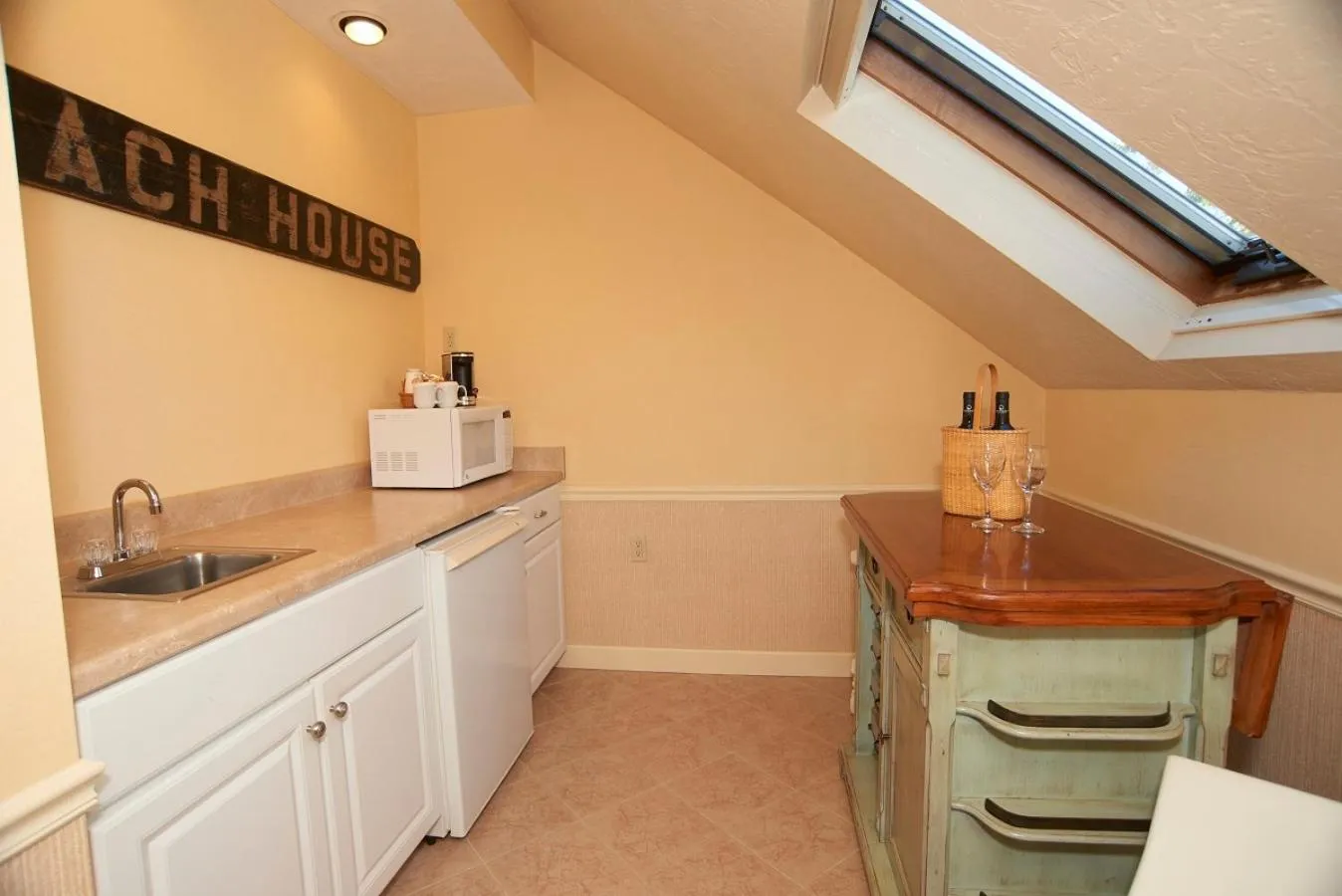 Kitchen or kitchenette in Anchor In Hotel - Hyannis, MA