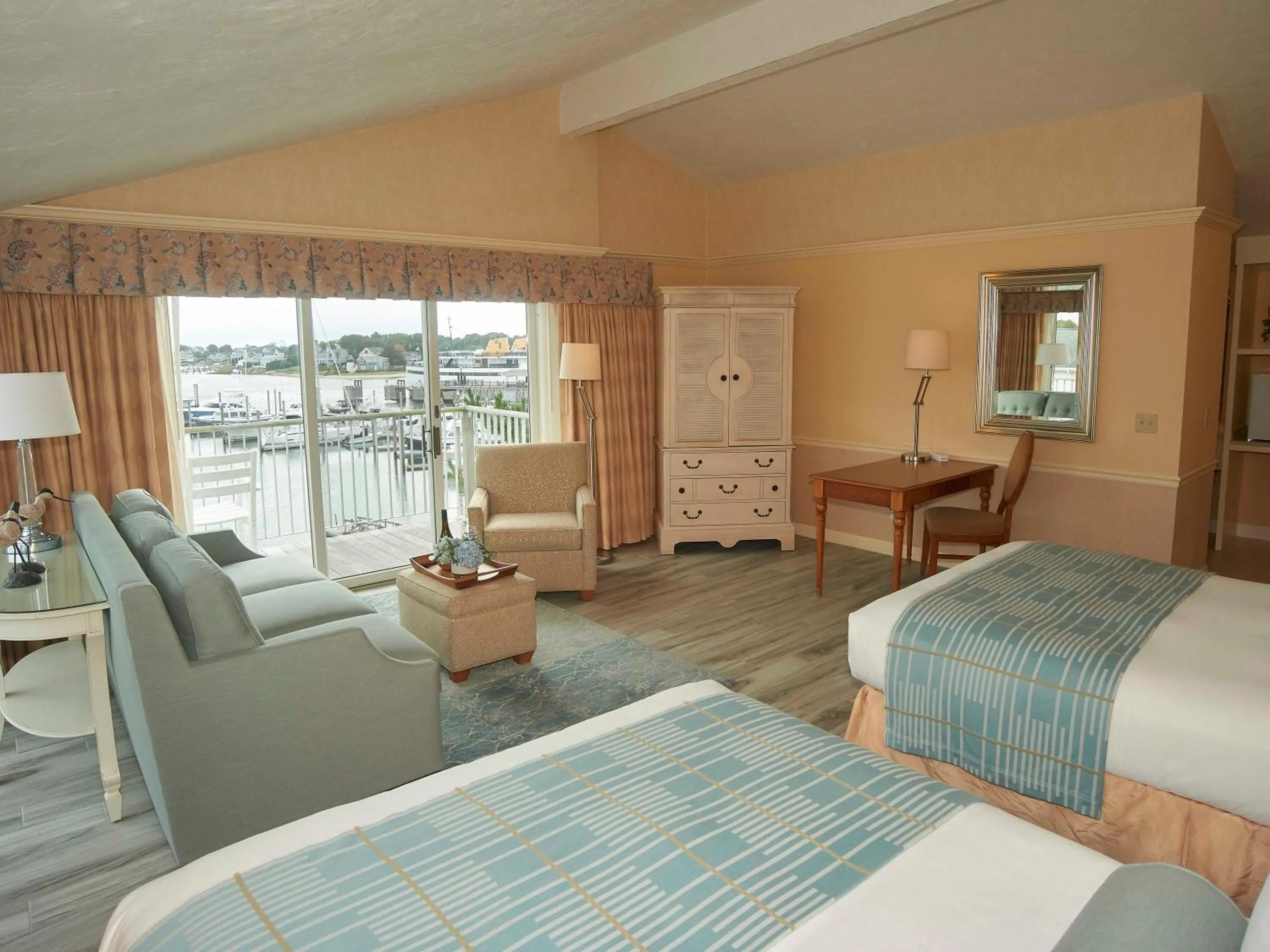 Photo of the whole room, Bed in Anchor In Hotel - Hyannis, MA