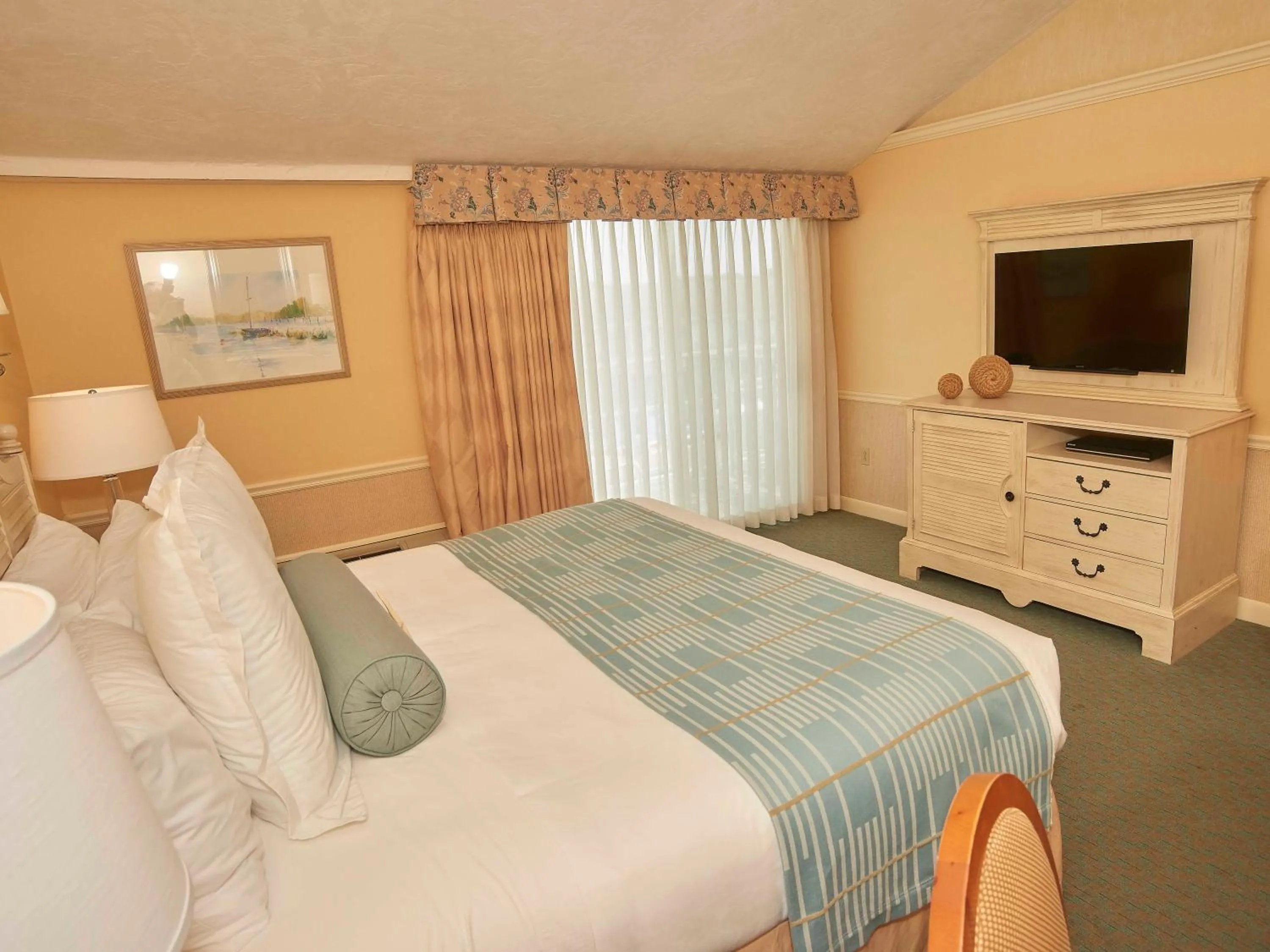 Photo of the whole room, Bed in Anchor In Hotel - Hyannis, MA