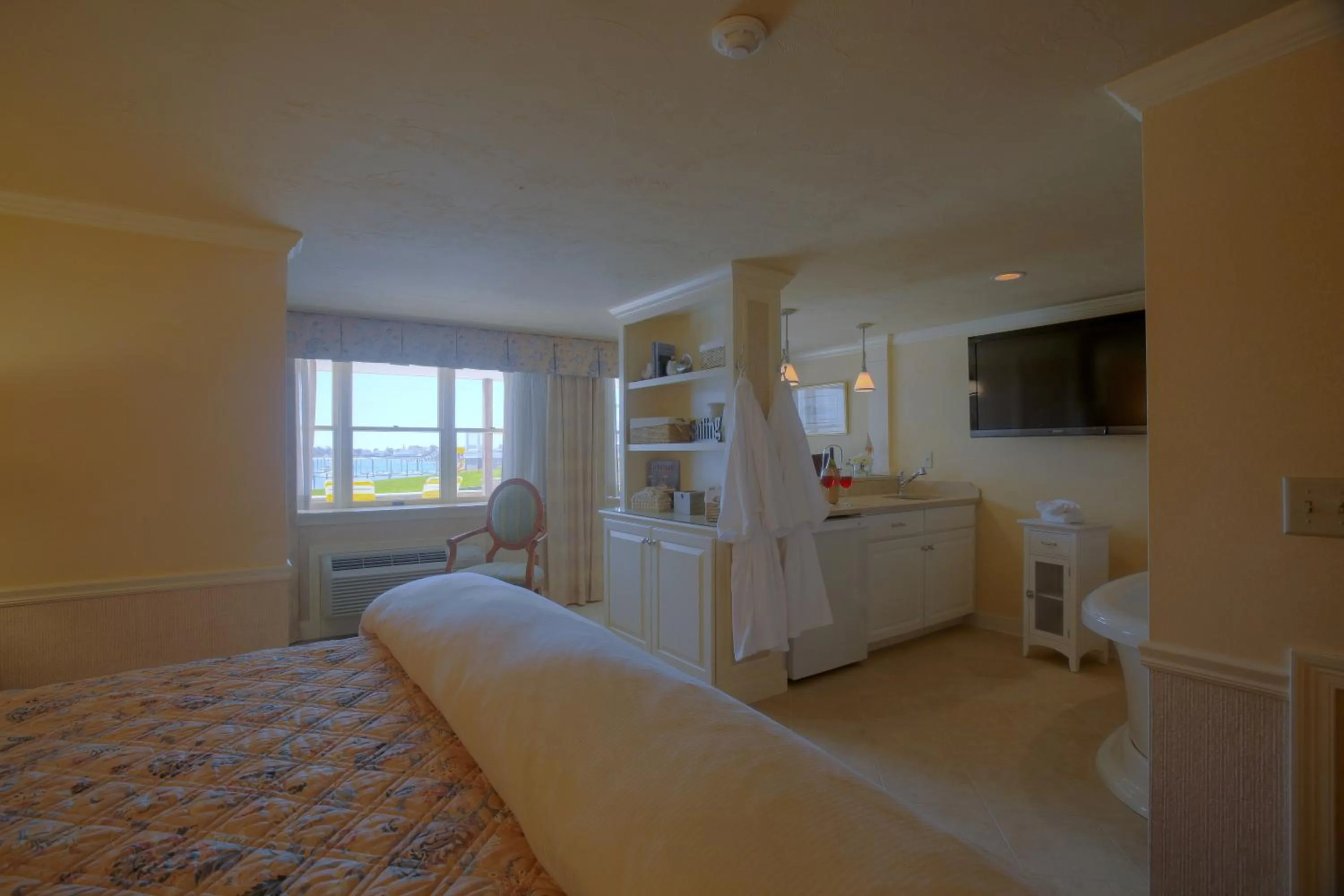 Photo of the whole room, Bed in Anchor In Hotel - Hyannis, MA