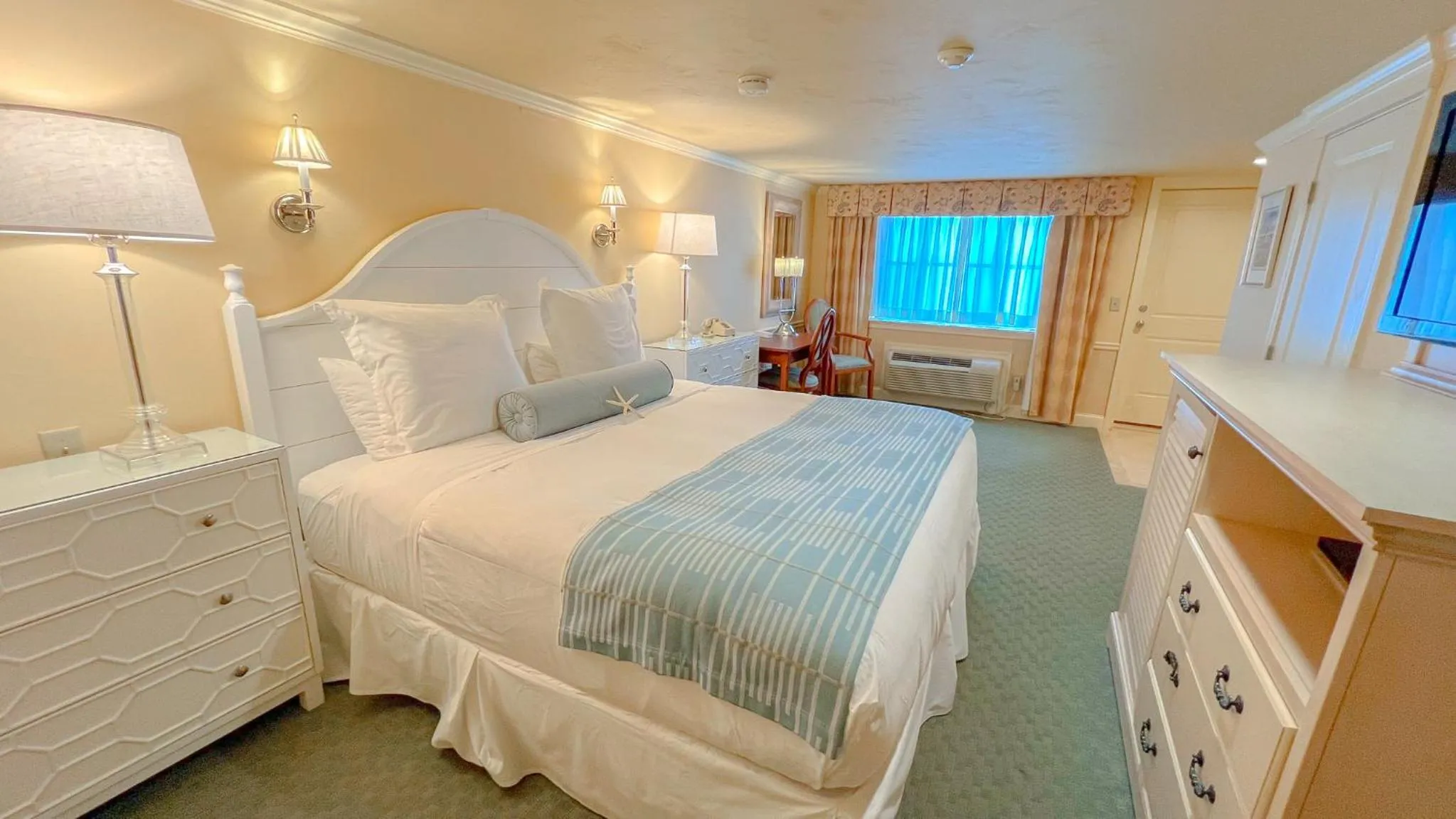Bed in Anchor In Hotel - Hyannis, MA