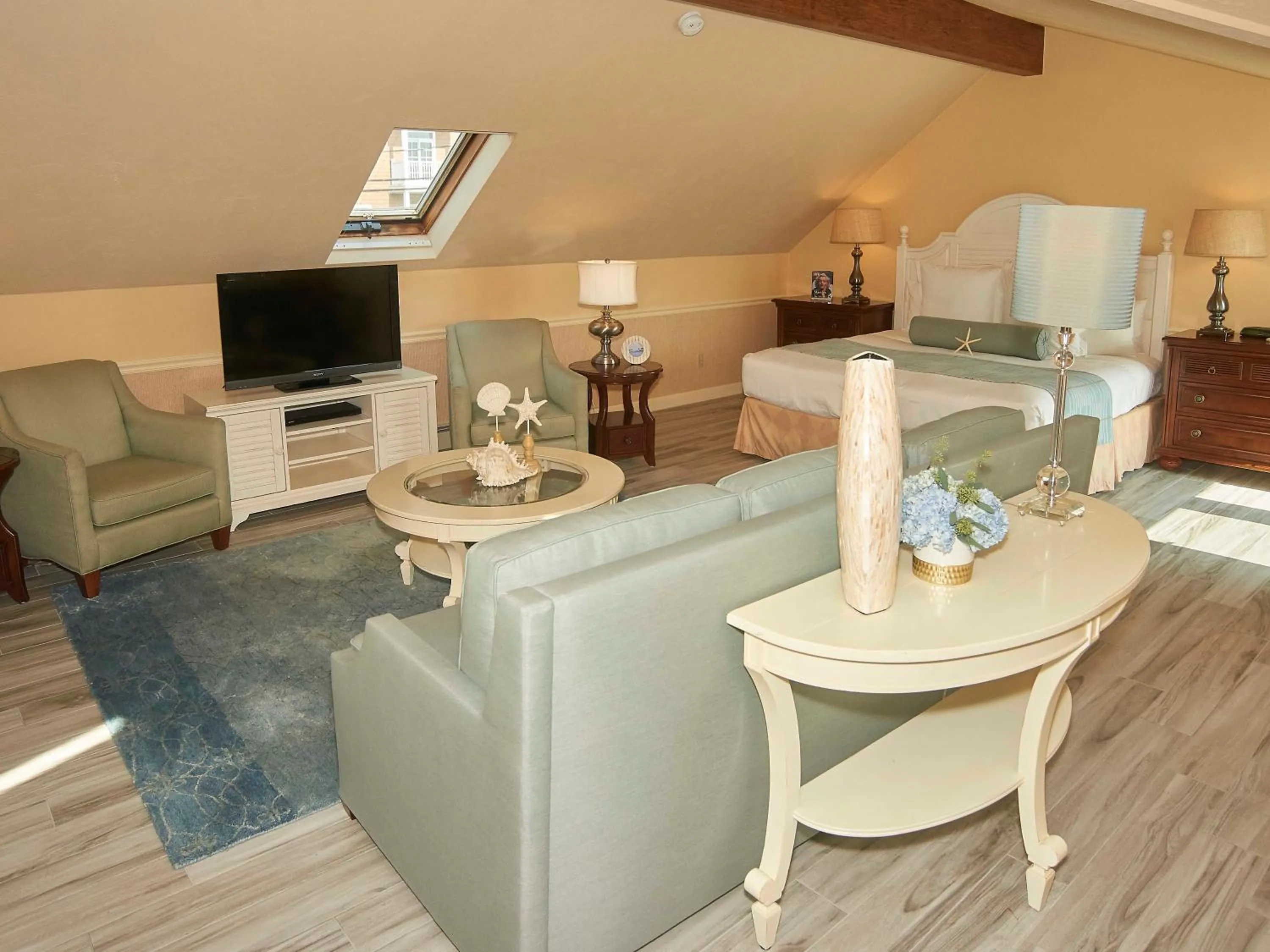 Photo of the whole room in Anchor In Hotel - Hyannis, MA